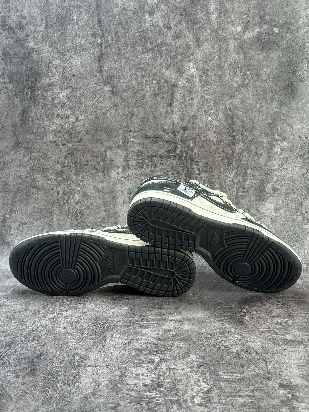 Nike SB Dunk Low x Louis Vuitton 黑白小勾满天星 YX5066-396