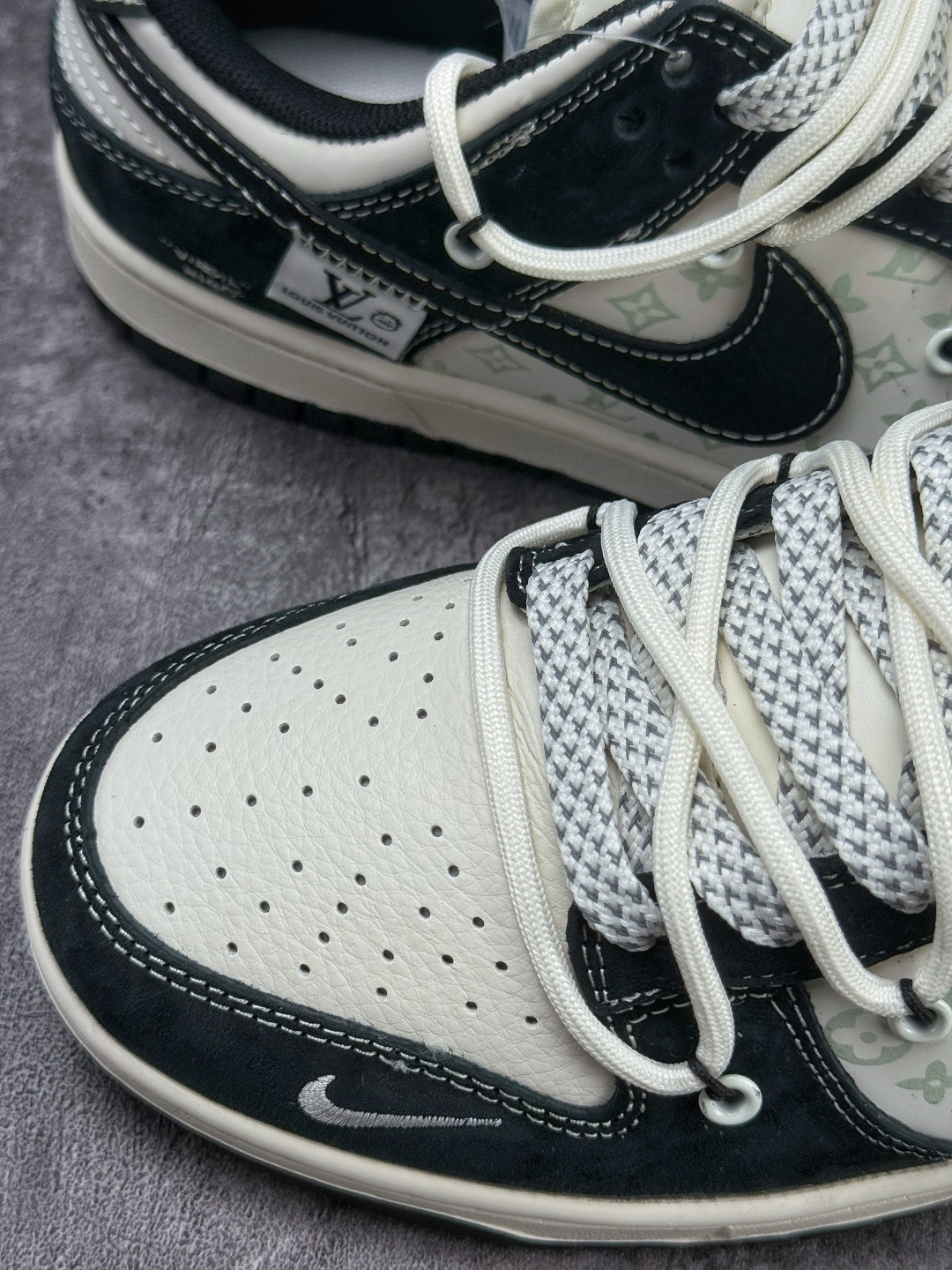 Nike SB Dunk Low x Louis Vuitton 黑白小勾满天星 YX5066-396