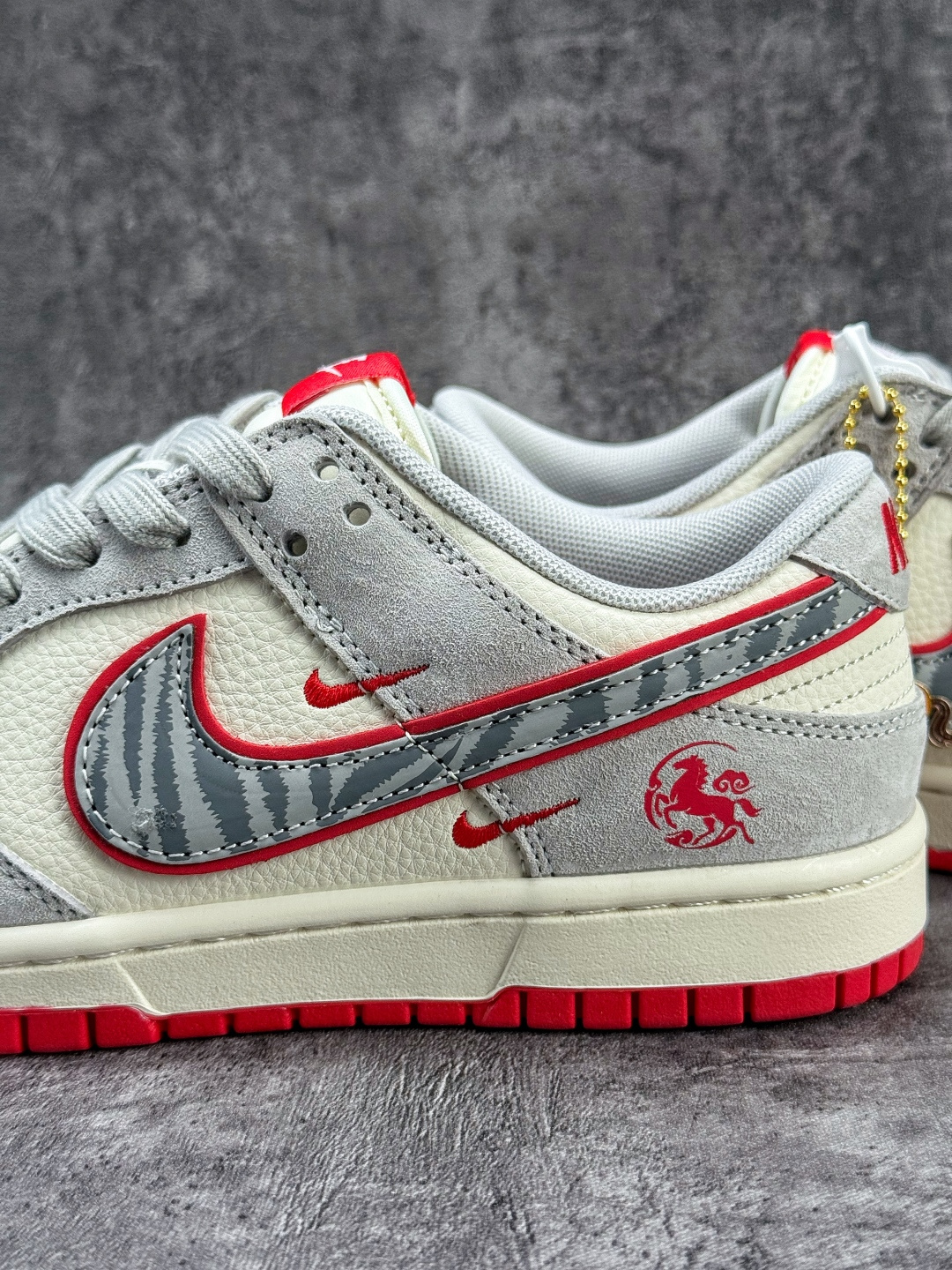 Nike SB Dunk Low 马年限定 灰白双小勾 纯原大厂出品 LX1988-820