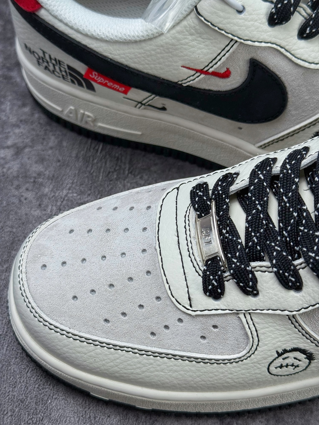 Nike Air Force 1 Low 07 x The North Face 白灰黑双小勾满天星 KG6699-F42-High Quatity Cheap Brand wholesale wholesaler seller Clothes Bags handbags Sneakers Top Fashion Clothing Shoes from China Factory Chinese suppliers best Quality Beautiful Price Nike Air Force 1 Low 07 x The North Face 白灰黑双小勾满天星 KG6699-F42