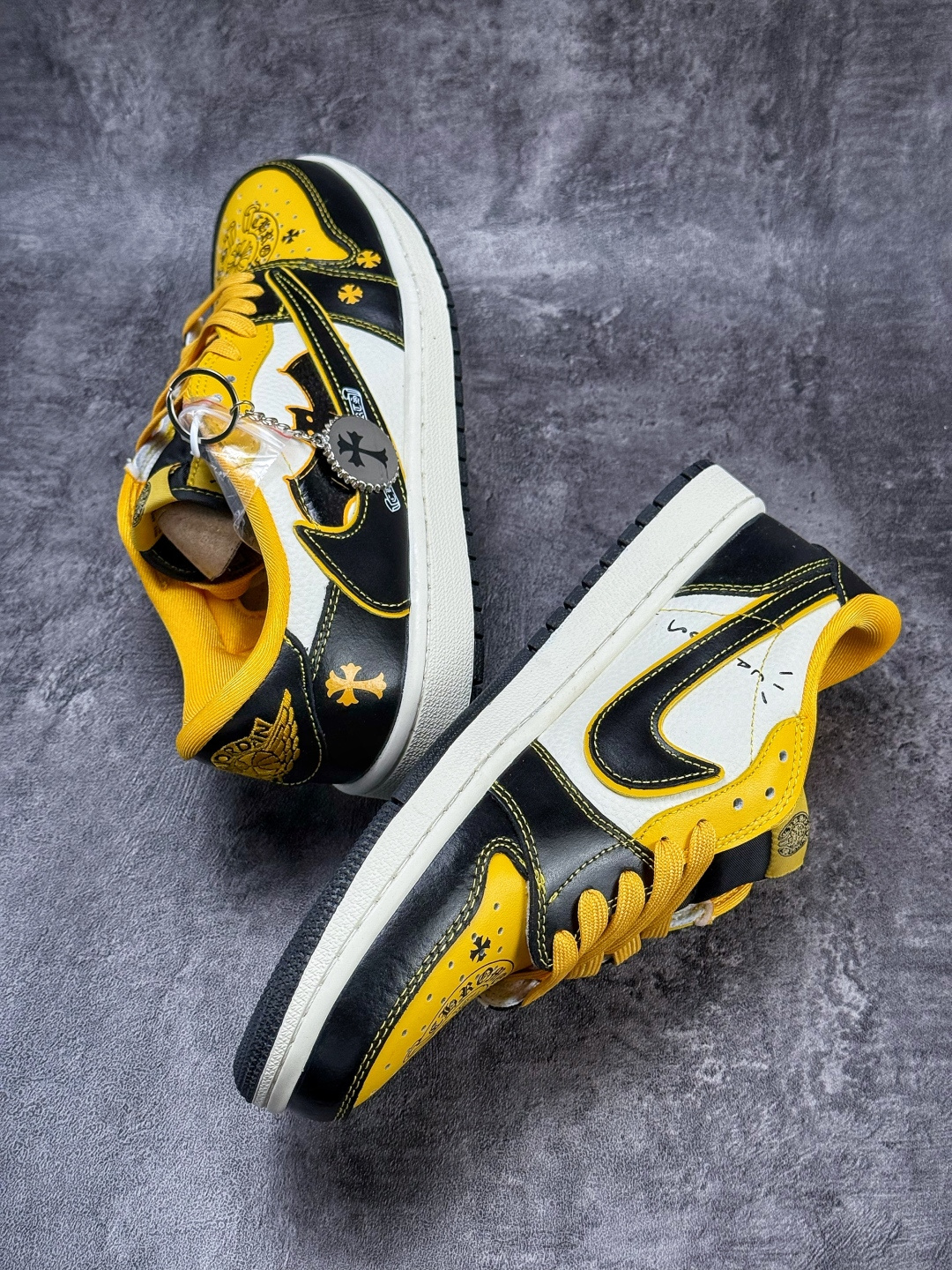 Travis Scott x Nike Air Jordan 1 Low 十字架 Air Jordan 1 Low 反转黑白黄倒钩 纯原版本 XB1979-026