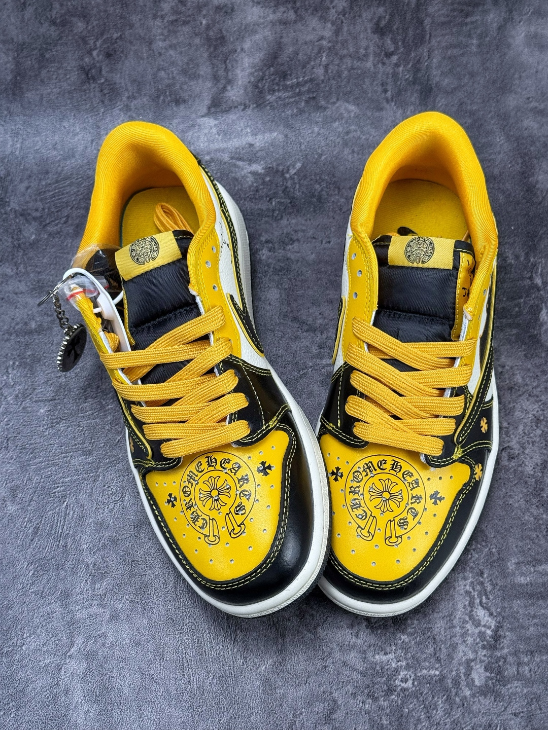 Travis Scott x Nike Air Jordan 1 Low 十字架 Air Jordan 1 Low 反转黑白黄倒钩 纯原版本 XB1979-026