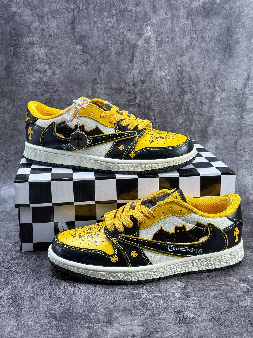 Travis Scott x Nike Air Jordan 1 Low 十字架 Air Jordan 1 Low 反转黑白黄倒钩 纯原版本 XB1979-026