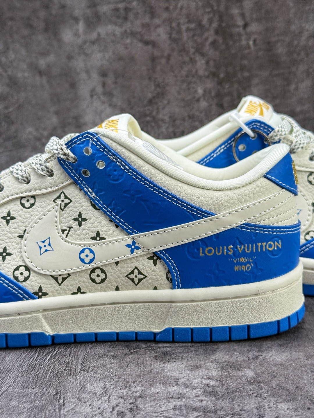 Nike SB Dunk Low x Louis Vuitton 蓝白满印满天星 MN1688-108
