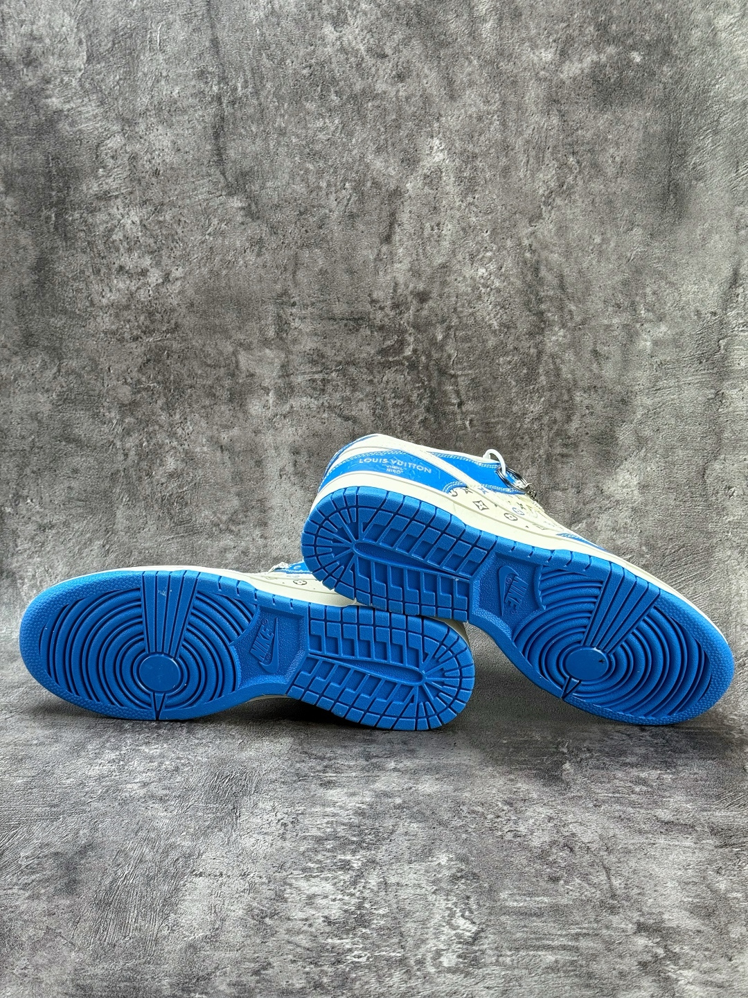 Nike SB Dunk Low x Louis Vuitton 蓝白满印满天星 MN1688-108