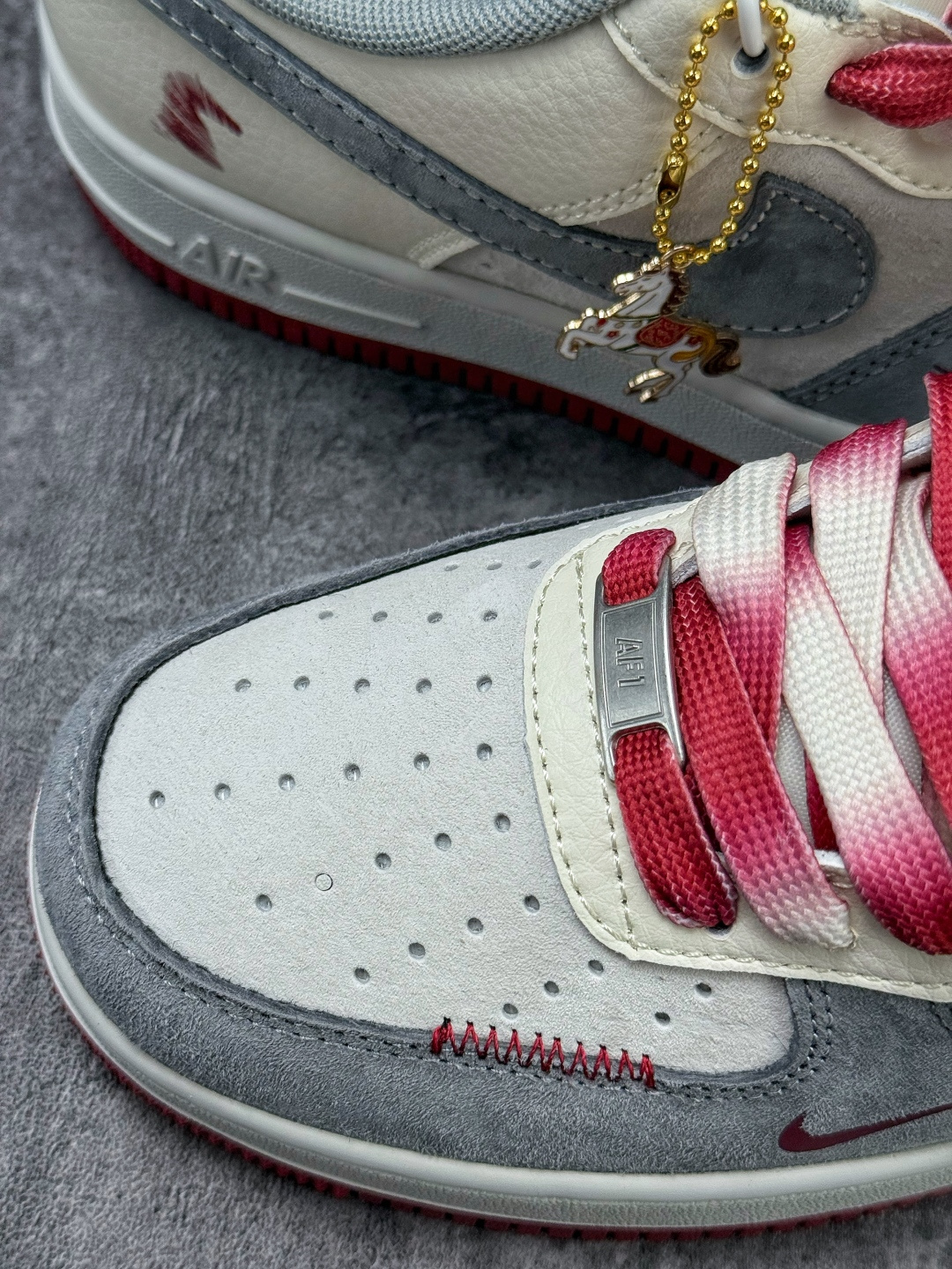 Nike Air Force 1 Low 07 马年限定 灰白红小勾 XT6998-103-Top High Quatity Cheap Sneakers Fashion Clothing Clothes Bags handbags Shoes of all Brand wholesale With The best Quality And Beautiful Price from China Factory Chinese suppliers wholesaler seller Nike Air Force 1 Low 07 马年限定 灰白红小勾 XT6998-103