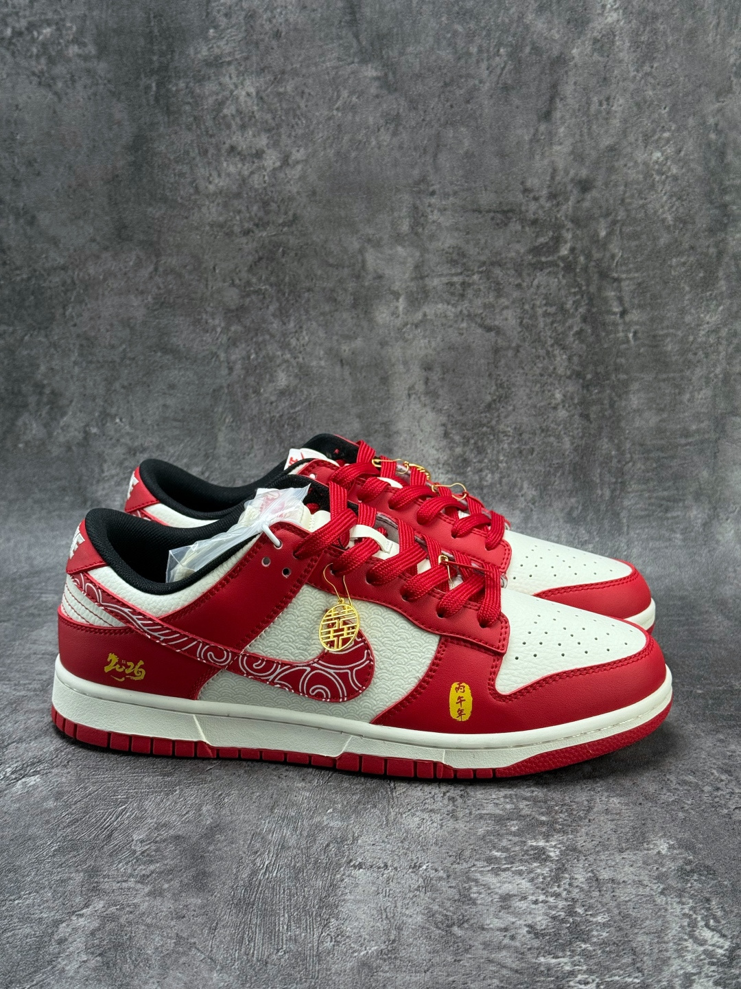Nike SB Dunk Low 马年限定 红白 KG6699-F21-Top High Quatity Cheap Sneakers Fashion Clothing Clothes Bags handbags Shoes of all Brand wholesale With The best Quality And Beautiful Price from China Factory Chinese suppliers wholesaler seller Nike SB Dunk Low 马年限定 红白 KG6699-F21