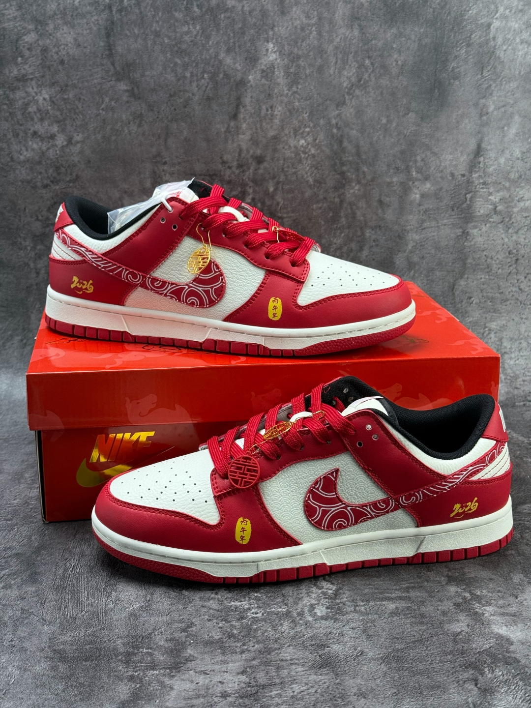 Nike SB Dunk Low 马年限定 红白 KG6699-F21-Top High Quatity Cheap Sneakers Fashion Clothing Clothes Bags handbags Shoes of all Brand wholesale With The best Quality And Beautiful Price from China Factory Chinese suppliers wholesaler seller Nike SB Dunk Low 马年限定 红白 KG6699-F21