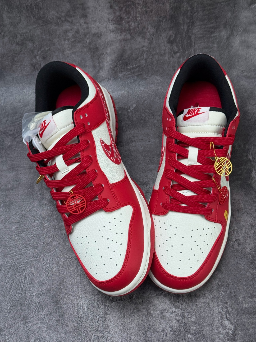 Nike SB Dunk Low 马年限定 红白 KG6699-F21-Top High Quatity Cheap Sneakers Fashion Clothing Clothes Bags handbags Shoes of all Brand wholesale With The best Quality And Beautiful Price from China Factory Chinese suppliers wholesaler seller Nike SB Dunk Low 马年限定 红白 KG6699-F21