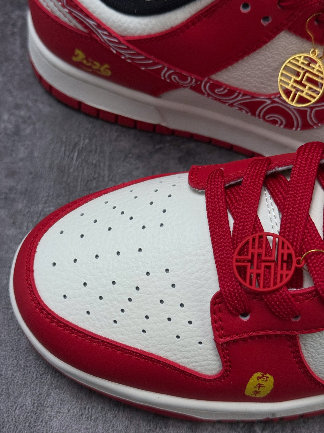 Nike SB Dunk Low 马年限定 红白 KG6699-F21-Top High Quatity Cheap Sneakers Fashion Clothing Clothes Bags handbags Shoes of all Brand wholesale With The best Quality And Beautiful Price from China Factory Chinese suppliers wholesaler seller Nike SB Dunk Low 马年限定 红白 KG6699-F21