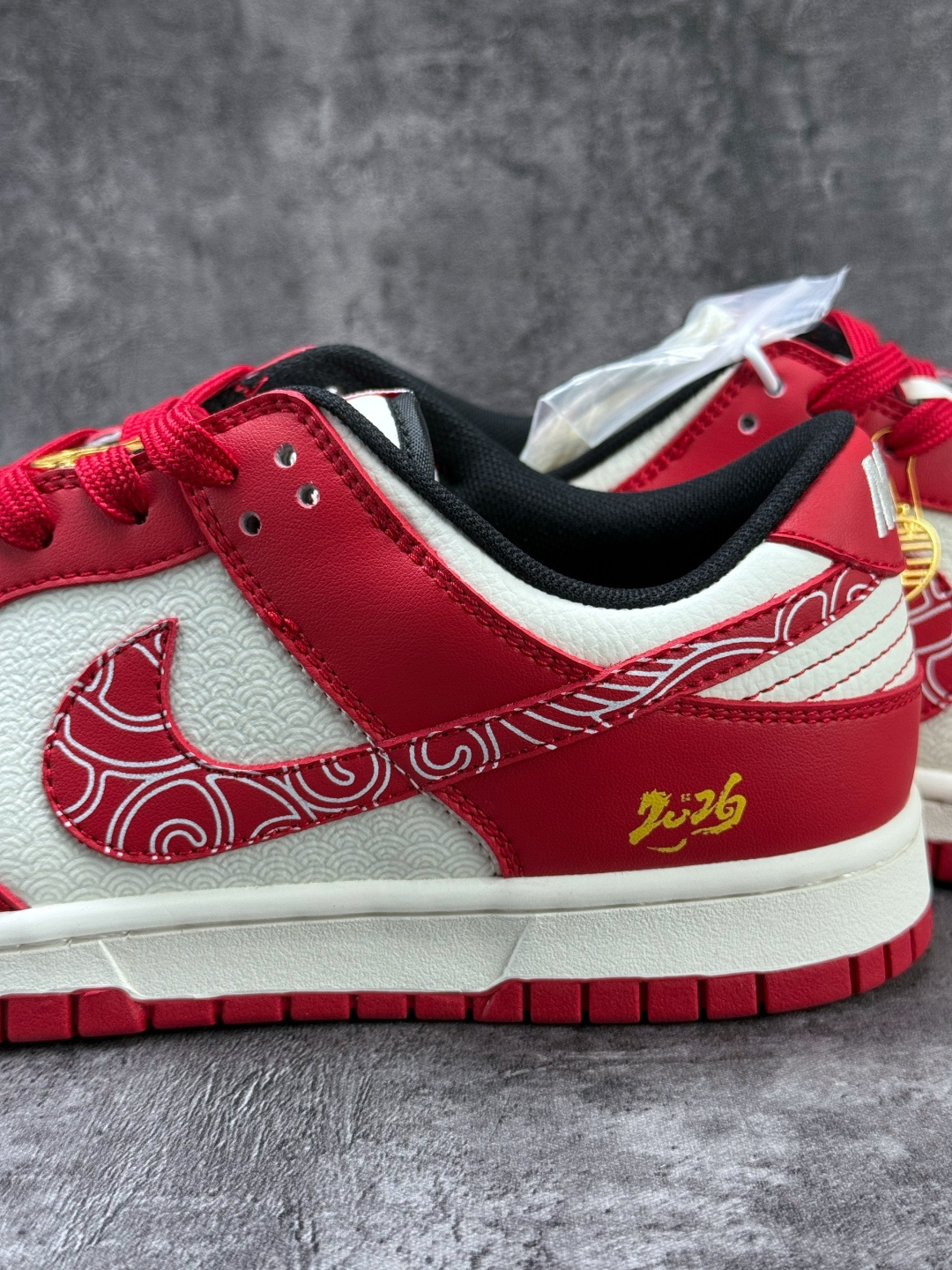 Nike SB Dunk Low 马年限定 红白 KG6699-F21-Top High Quatity Cheap Sneakers Fashion Clothing Clothes Bags handbags Shoes of all Brand wholesale With The best Quality And Beautiful Price from China Factory Chinese suppliers wholesaler seller Nike SB Dunk Low 马年限定 红白 KG6699-F21