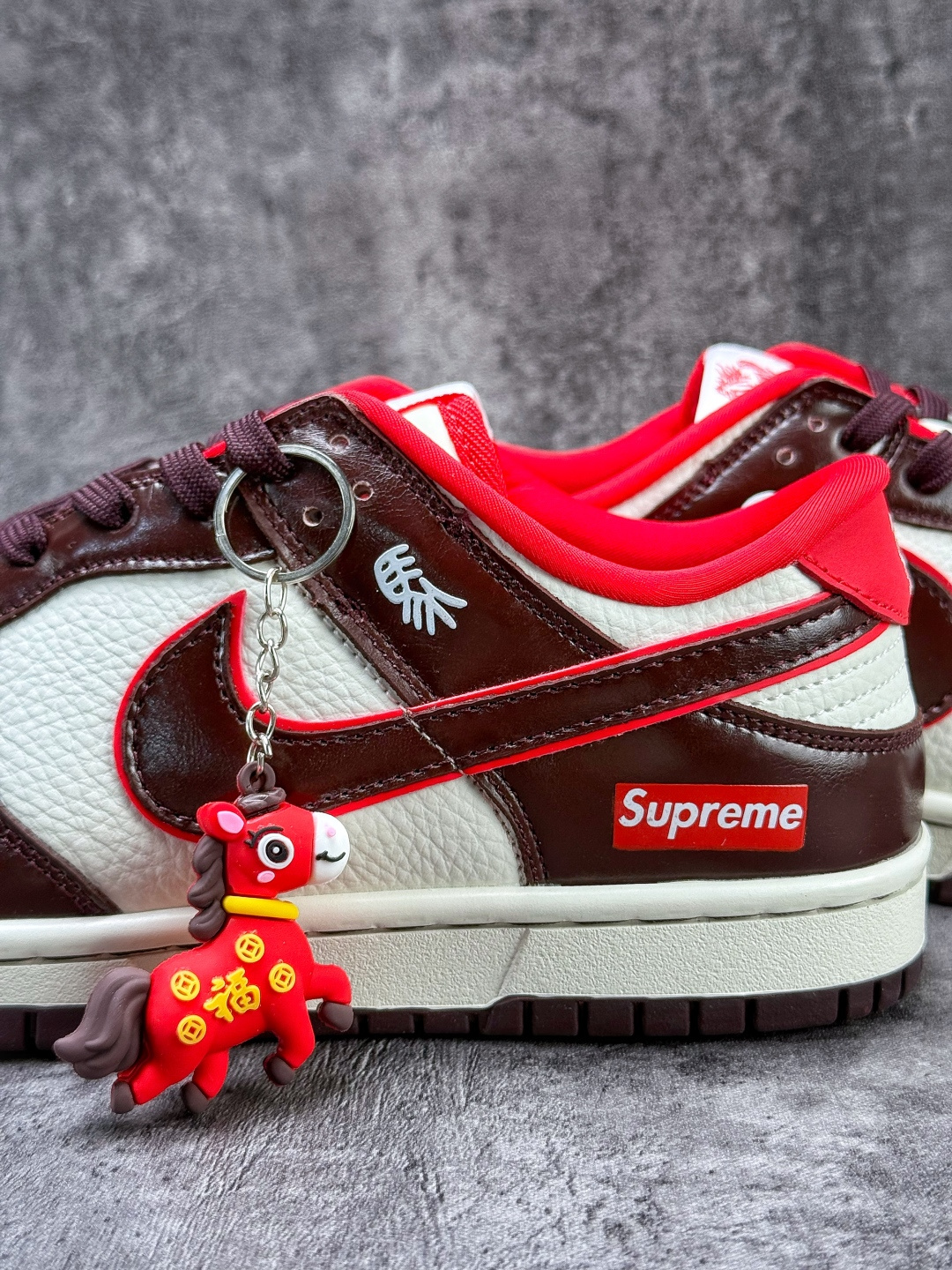 Nike SB Dunk Low 马年限定 x Superme 棕白红小勾 NH0601-480-Top High Quatity Cheap Sneakers Fashion Clothing Clothes Bags handbags Shoes of all Brand wholesale With The best Quality And Beautiful Price from China Factory Chinese suppliers wholesaler seller Nike SB Dunk Low 马年限定 x Superme 棕白红小勾 NH0601-480