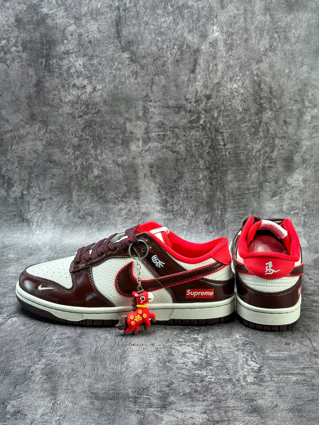 Nike SB Dunk Low 马年限定 x Superme 棕白红小勾 NH0601-480-Top High Quatity Cheap Sneakers Fashion Clothing Clothes Bags handbags Shoes of all Brand wholesale With The best Quality And Beautiful Price from China Factory Chinese suppliers wholesaler seller Nike SB Dunk Low 马年限定 x Superme 棕白红小勾 NH0601-480