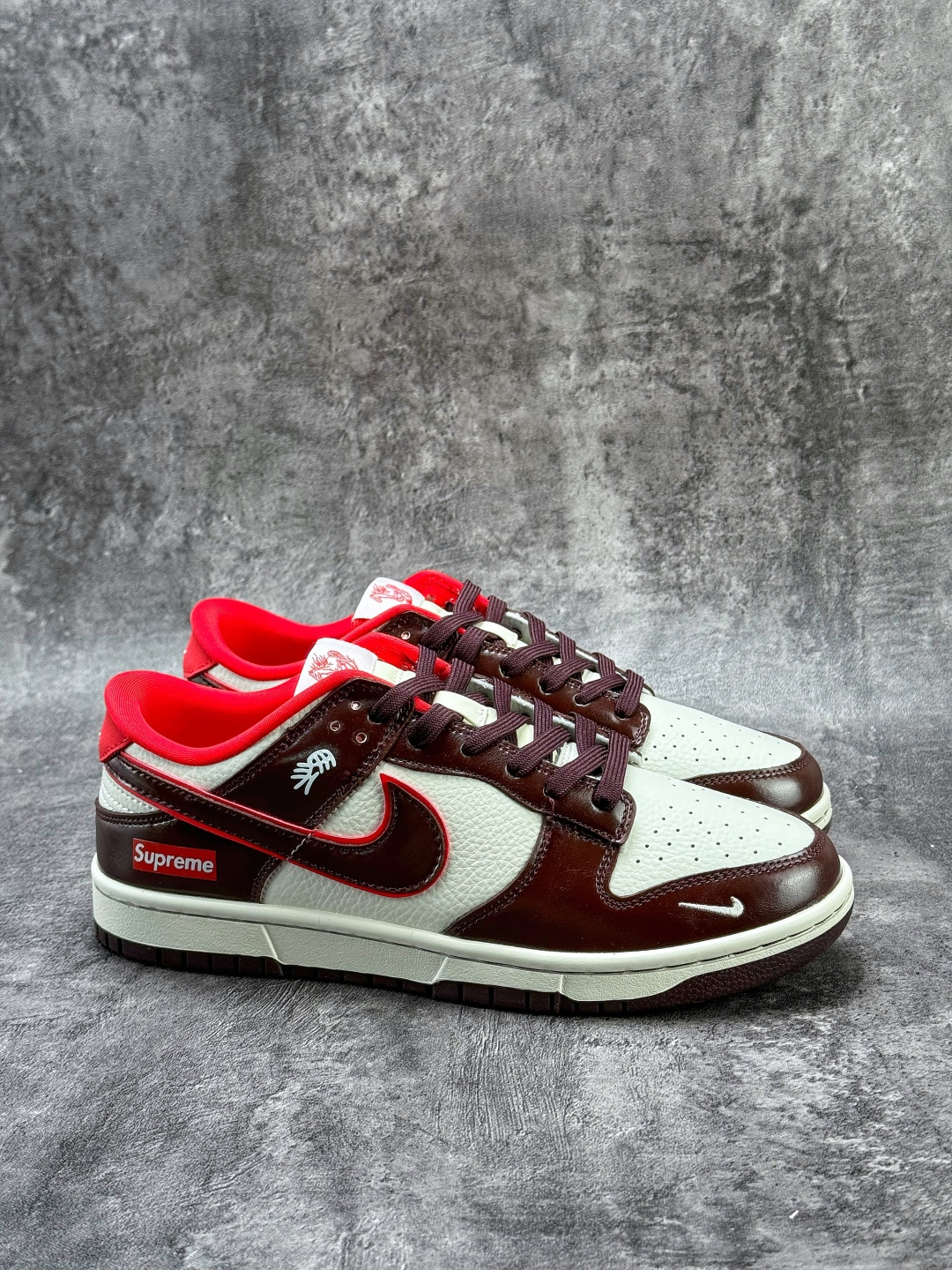 Nike SB Dunk Low 马年限定 x Superme 棕白红小勾 NH0601-480-Top High Quatity Cheap Sneakers Fashion Clothing Clothes Bags handbags Shoes of all Brand wholesale With The best Quality And Beautiful Price from China Factory Chinese suppliers wholesaler seller Nike SB Dunk Low 马年限定 x Superme 棕白红小勾 NH0601-480