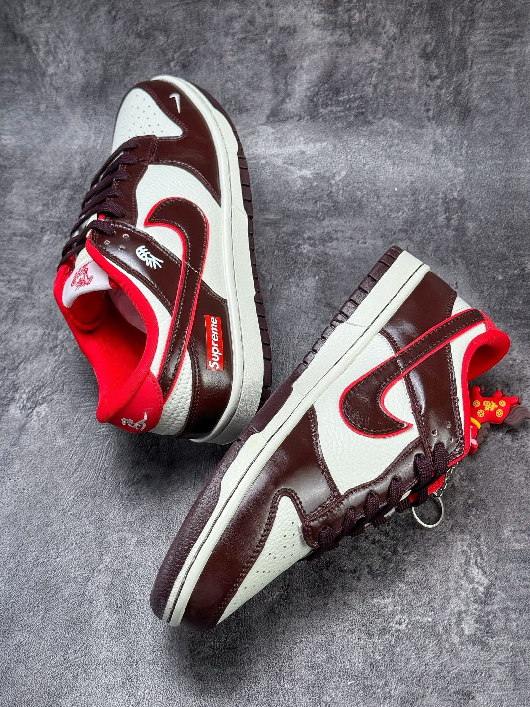 Nike SB Dunk Low 马年限定 x Superme 棕白红小勾 NH0601-480-Top High Quatity Cheap Sneakers Fashion Clothing Clothes Bags handbags Shoes of all Brand wholesale With The best Quality And Beautiful Price from China Factory Chinese suppliers wholesaler seller Nike SB Dunk Low 马年限定 x Superme 棕白红小勾 NH0601-480