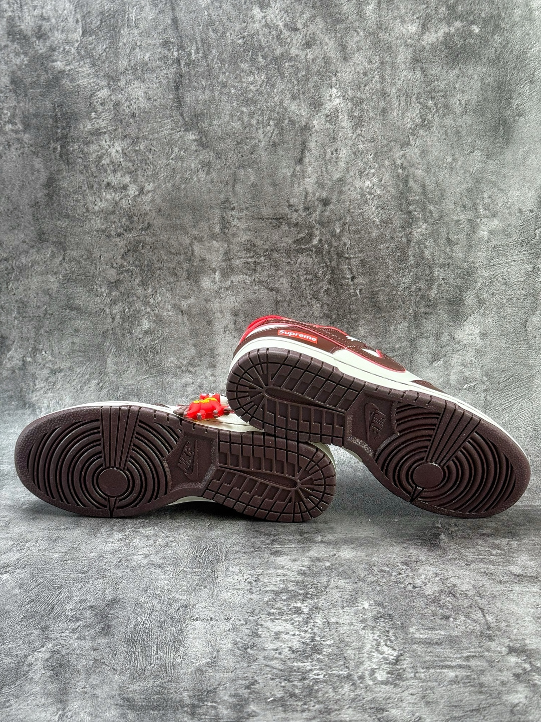 Nike SB Dunk Low 马年限定 x Superme 棕白红小勾 NH0601-480-Top High Quatity Cheap Sneakers Fashion Clothing Clothes Bags handbags Shoes of all Brand wholesale With The best Quality And Beautiful Price from China Factory Chinese suppliers wholesaler seller Nike SB Dunk Low 马年限定 x Superme 棕白红小勾 NH0601-480