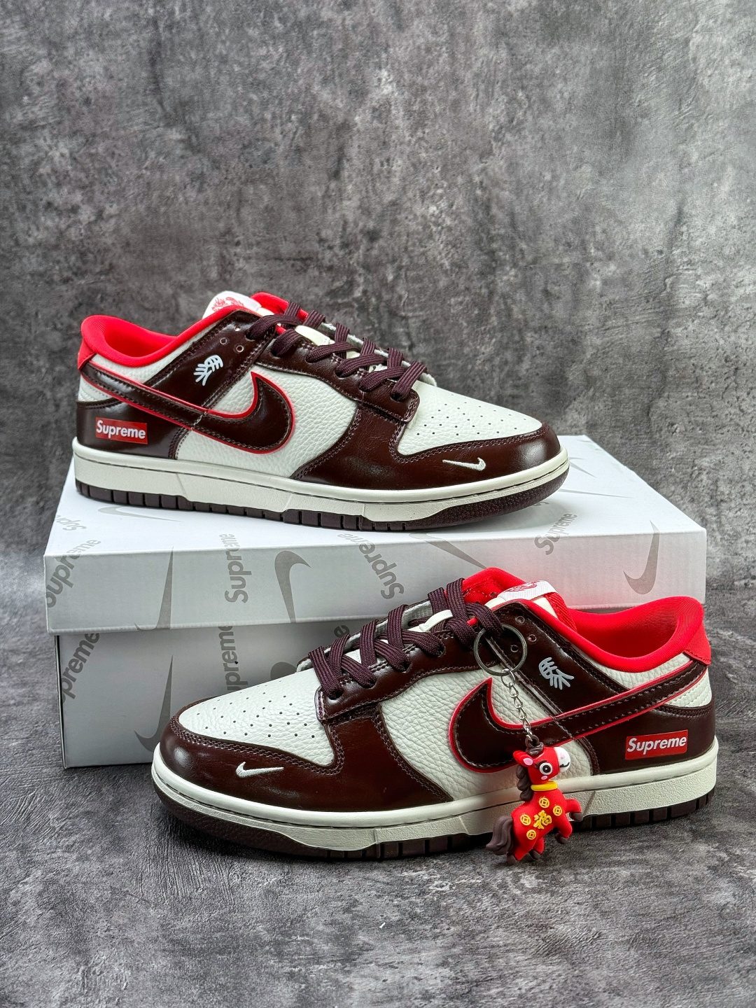 Nike SB Dunk Low 马年限定 x Superme 棕白红小勾 NH0601-480-Top High Quatity Cheap Sneakers Fashion Clothing Clothes Bags handbags Shoes of all Brand wholesale With The best Quality And Beautiful Price from China Factory Chinese suppliers wholesaler seller Nike SB Dunk Low 马年限定 x Superme 棕白红小勾 NH0601-480