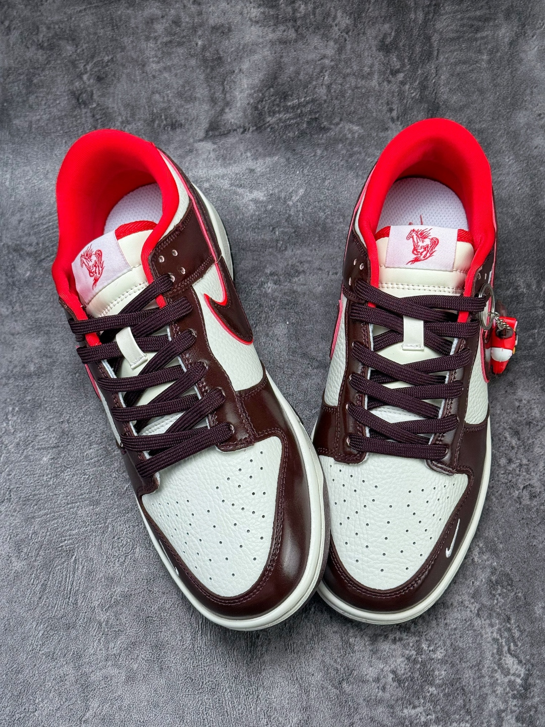 Nike SB Dunk Low 马年限定 x Superme 棕白红小勾 NH0601-480-Top High Quatity Cheap Sneakers Fashion Clothing Clothes Bags handbags Shoes of all Brand wholesale With The best Quality And Beautiful Price from China Factory Chinese suppliers wholesaler seller Nike SB Dunk Low 马年限定 x Superme 棕白红小勾 NH0601-480