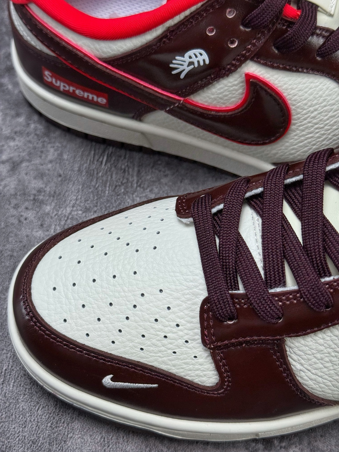 Nike SB Dunk Low 马年限定 x Superme 棕白红小勾 NH0601-480-Top High Quatity Cheap Sneakers Fashion Clothing Clothes Bags handbags Shoes of all Brand wholesale With The best Quality And Beautiful Price from China Factory Chinese suppliers wholesaler seller Nike SB Dunk Low 马年限定 x Superme 棕白红小勾 NH0601-480