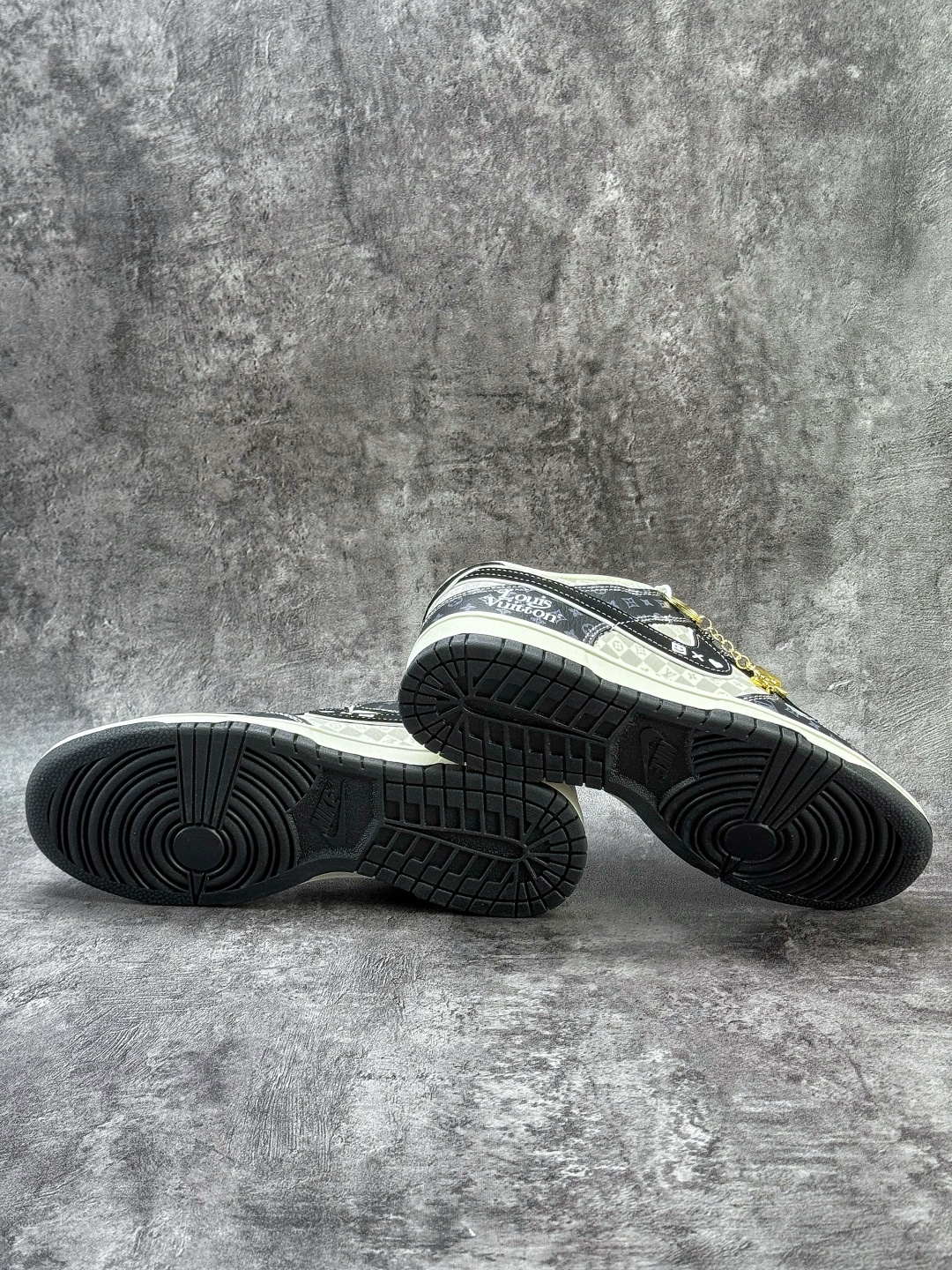 Nike SB Dunk Low x Louis Vuitton 黑灰白满天星 DN3168-034-Top High Quatity Cheap Sneakers Fashion Clothing Clothes Bags handbags Shoes of all Brand wholesale With The best Quality And Beautiful Price from China Factory Chinese suppliers wholesaler seller Nike SB Dunk Low x Louis Vuitton 黑灰白满天星 DN3168-034