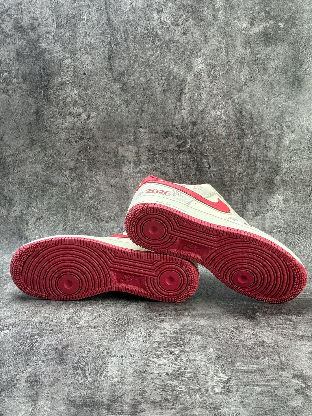 Nike Air Force 1 Low 07 马年限定 灰白红满天星 KG6699-F17-Top High Quatity Cheap Sneakers Fashion Clothing Clothes Bags handbags Shoes of all Brand wholesale With The best Quality And Beautiful Price from China Factory Chinese suppliers wholesaler seller Nike Air Force 1 Low 07 马年限定 灰白红满天星 KG6699-F17