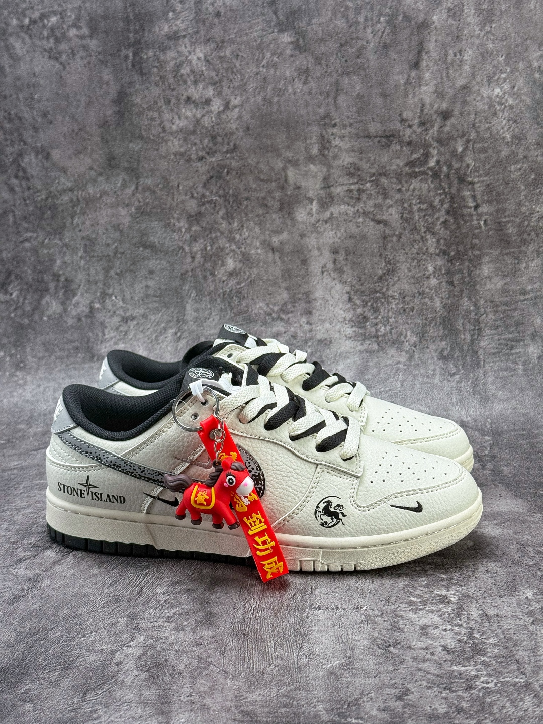 Nike SB Dunk Low 马年限定 x Stone Island 白黑三小勾 JX6988-101