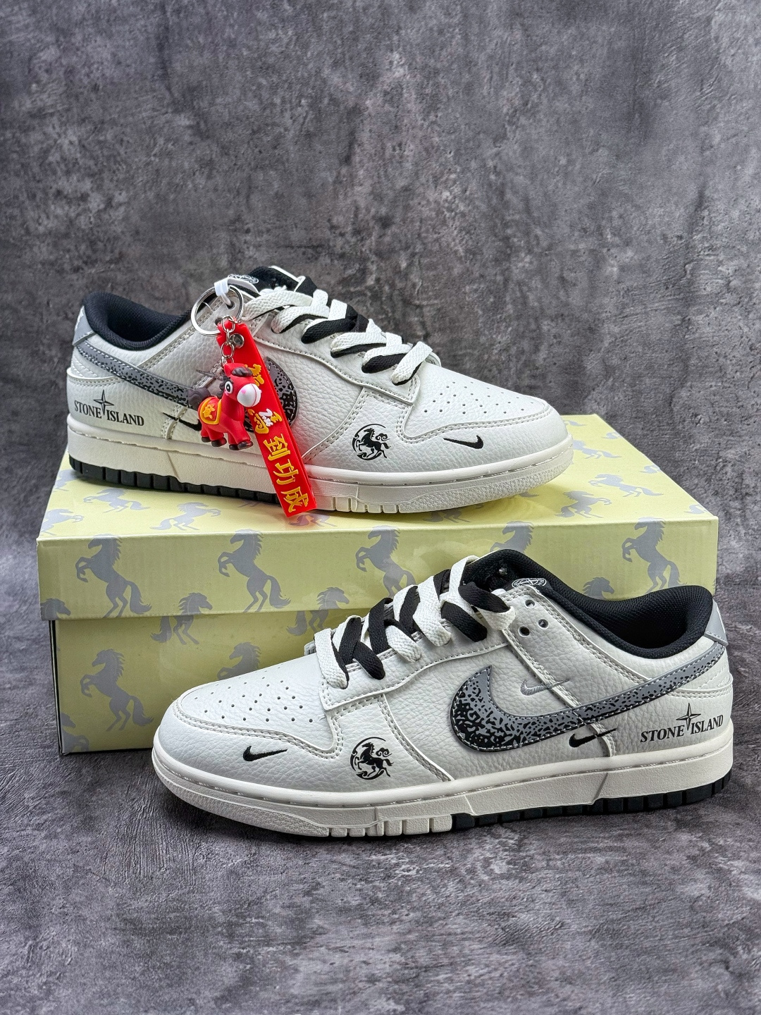 Nike SB Dunk Low 马年限定 x Stone Island 白黑三小勾 JX6988-101