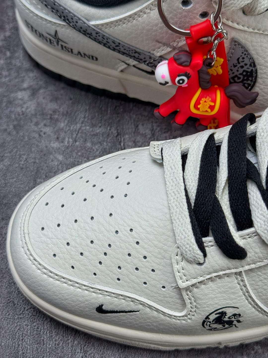 Nike SB Dunk Low 马年限定 x Stone Island 白黑三小勾 JX6988-101