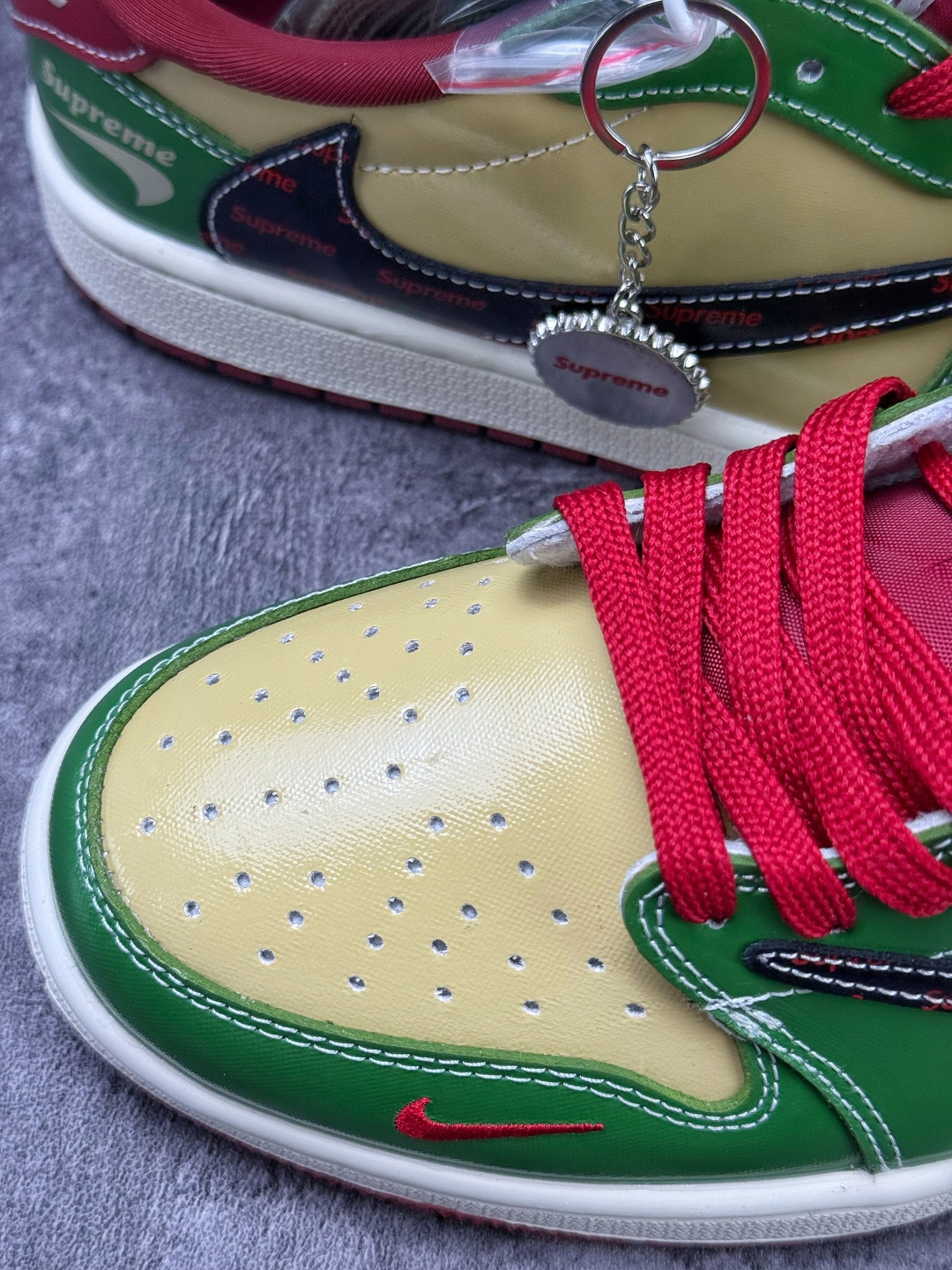 Travis Scott x Nike Air Jordan 1 Low x superme Air Jordan 1 Low 反转绿棕红小勾倒钩 纯原版本 XB1979-027-Top High Quatity Cheap Sneakers Fashion Clothing Clothes Bags handbags Shoes of all Brand wholesale With The best Quality And Beautiful Price from China Factory Chinese suppliers wholesaler seller Travis Scott x Nike Air Jordan 1 Low x superme Air Jordan 1 Low 反转绿棕红小勾倒钩 纯原版本 XB1979-027