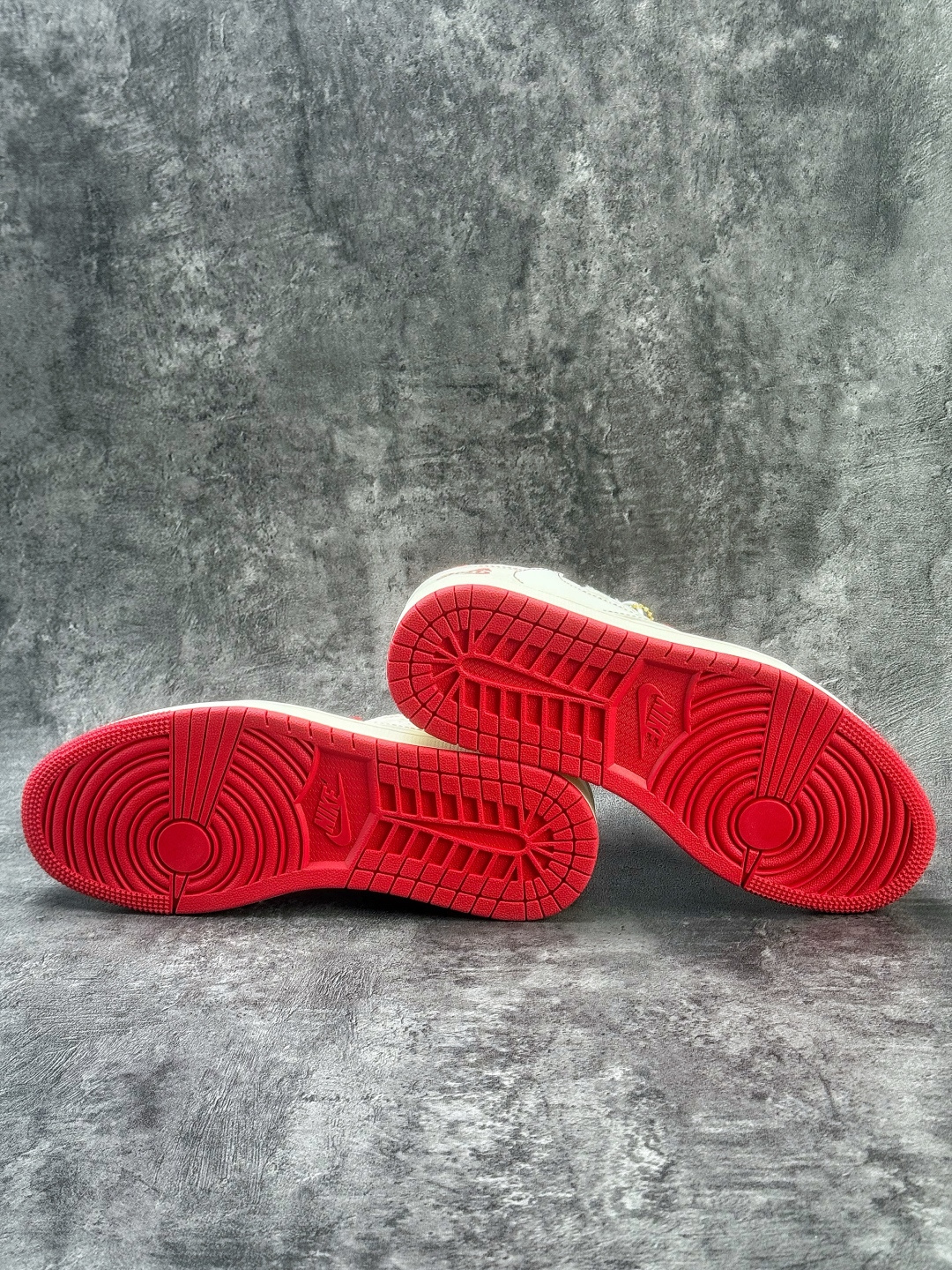 Travis Scott x Nike Air Jordan 1 Low 马年限定 Air Jordan 1 Low 反转白红倒钩 纯原版本 XT6998-159-Top High Quatity Cheap Sneakers Fashion Clothing Clothes Bags handbags Shoes of all Brand wholesale With The best Quality And Beautiful Price from China Factory Chinese suppliers wholesaler seller Travis Scott x Nike Air Jordan 1 Low 马年限定 Air Jordan 1 Low 反转白红倒钩 纯原版本 XT6998-159