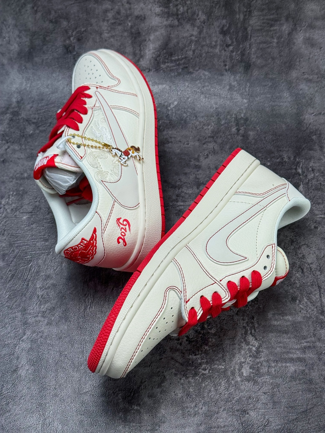 Travis Scott x Nike Air Jordan 1 Low 马年限定 Air Jordan 1 Low 反转白红倒钩 纯原版本 XT6998-159-Top High Quatity Cheap Sneakers Fashion Clothing Clothes Bags handbags Shoes of all Brand wholesale With The best Quality And Beautiful Price from China Factory Chinese suppliers wholesaler seller Travis Scott x Nike Air Jordan 1 Low 马年限定 Air Jordan 1 Low 反转白红倒钩 纯原版本 XT6998-159