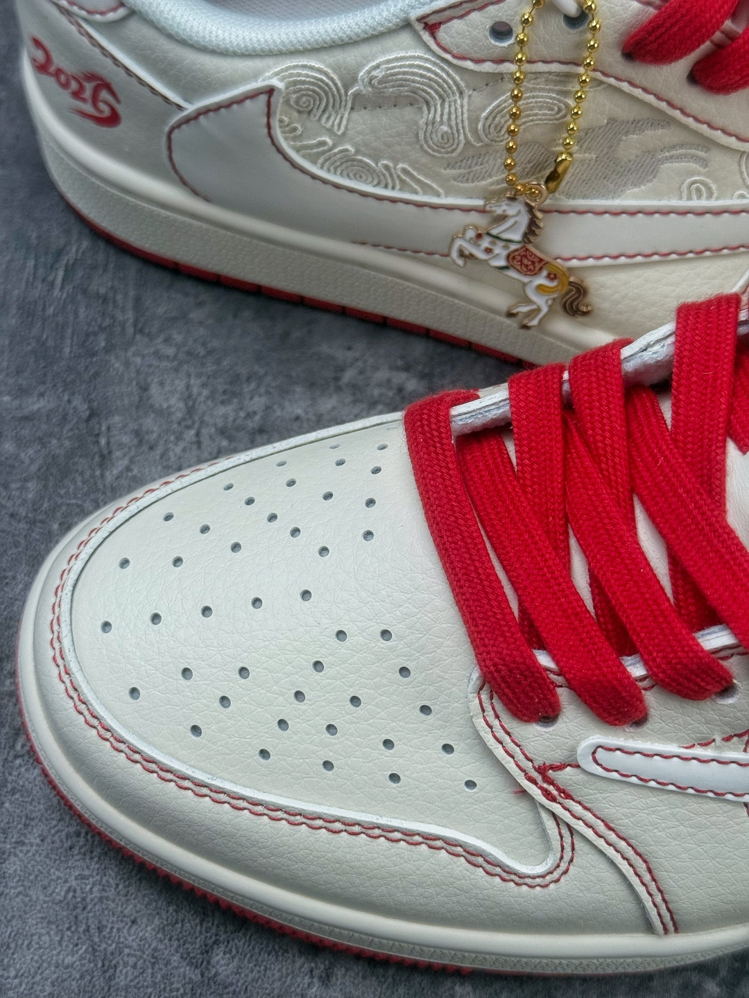 Travis Scott x Nike Air Jordan 1 Low 马年限定 Air Jordan 1 Low 反转白红倒钩 纯原版本 XT6998-159-Top High Quatity Cheap Sneakers Fashion Clothing Clothes Bags handbags Shoes of all Brand wholesale With The best Quality And Beautiful Price from China Factory Chinese suppliers wholesaler seller Travis Scott x Nike Air Jordan 1 Low 马年限定 Air Jordan 1 Low 反转白红倒钩 纯原版本 XT6998-159