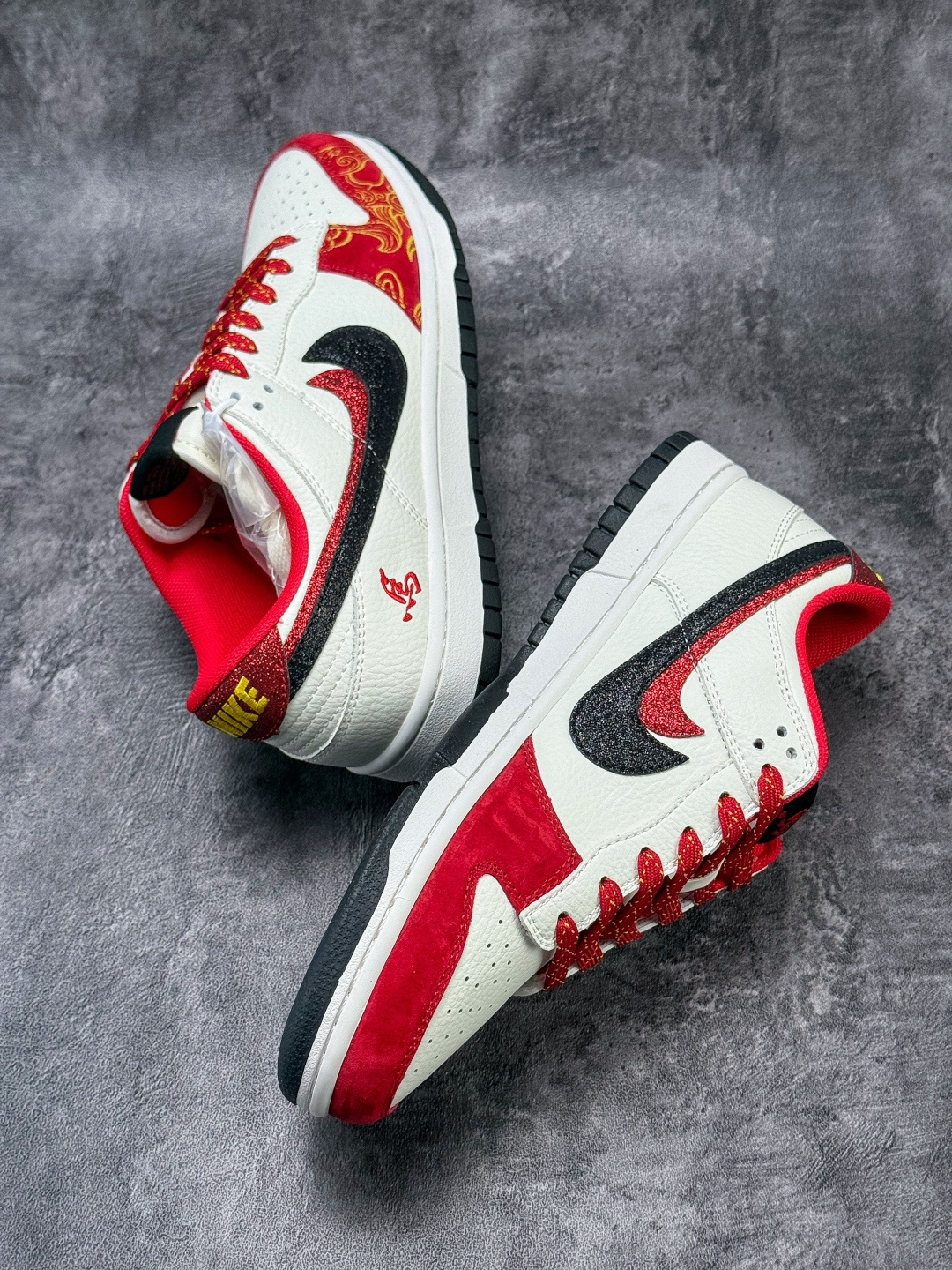 220 Nike SB Dunk Low 马年限定 红白双大勾满天星 XD6188-053-Chinese UA Cheap High Quatity Brand Clothes Bags handbags Sneakers wholesale wholesaler seller from China Factory suppliers Fashion Clothing Shoes best Quality Beautiful Price 220 Nike SB Dunk Low 马年限定 红白双大勾满天星 XD6188-053