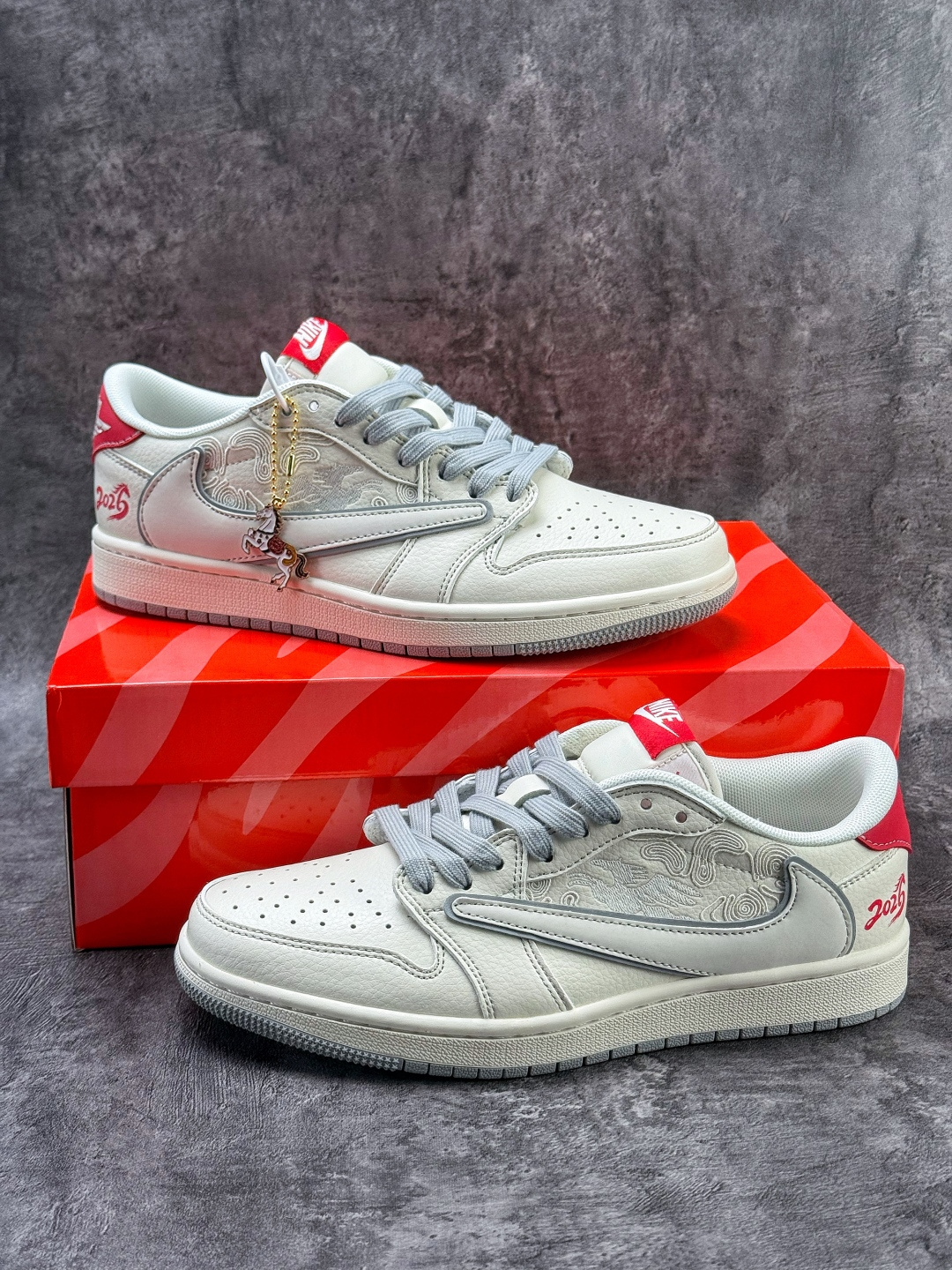 220 Travis Scott x Nike Air Jordan 1 Low 马年限定 Air Jordan 1 Low 反转白灰红倒钩 纯原版本 XT6998-160-Chinese UA Cheap High Quatity Brand Clothes Bags handbags Sneakers wholesale wholesaler seller from China Factory suppliers Fashion Clothing Shoes best Quality Beautiful Price 220 Travis Scott x Nike Air Jordan 1 Low 马年限定 Air Jordan 1 Low 反转白灰红倒钩 纯原版本 XT6998-160