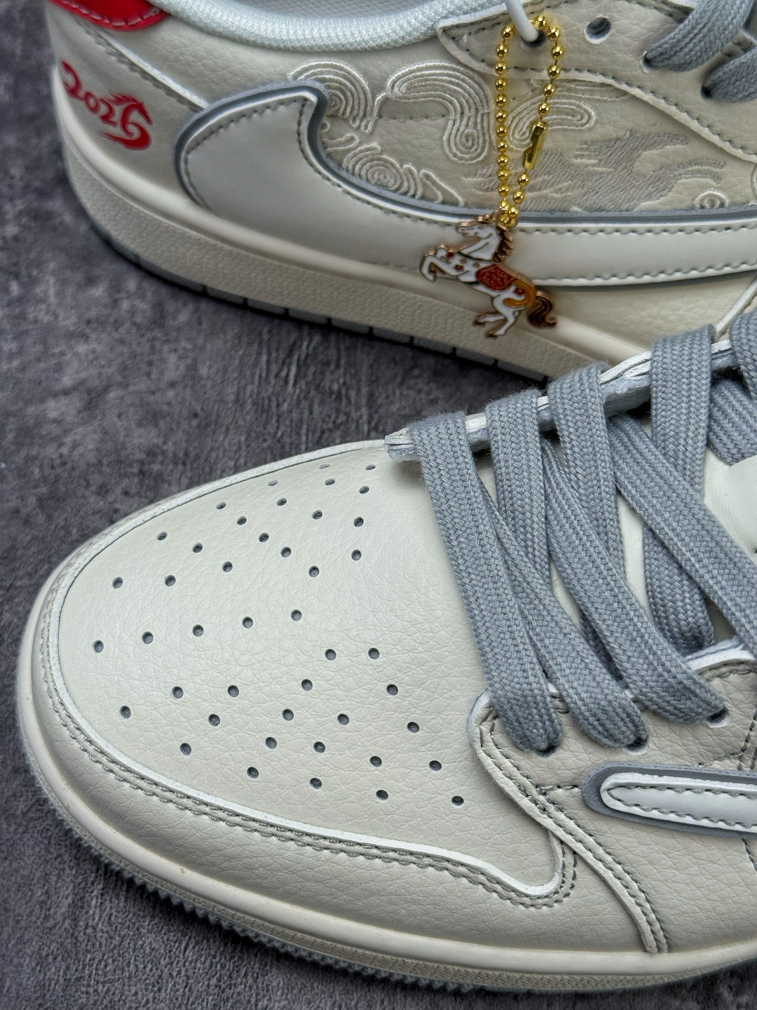 220 Travis Scott x Nike Air Jordan 1 Low 马年限定 Air Jordan 1 Low 反转白灰红倒钩 纯原版本 XT6998-160-Chinese UA Cheap High Quatity Brand Clothes Bags handbags Sneakers wholesale wholesaler seller from China Factory suppliers Fashion Clothing Shoes best Quality Beautiful Price 220 Travis Scott x Nike Air Jordan 1 Low 马年限定 Air Jordan 1 Low 反转白灰红倒钩 纯原版本 XT6998-160