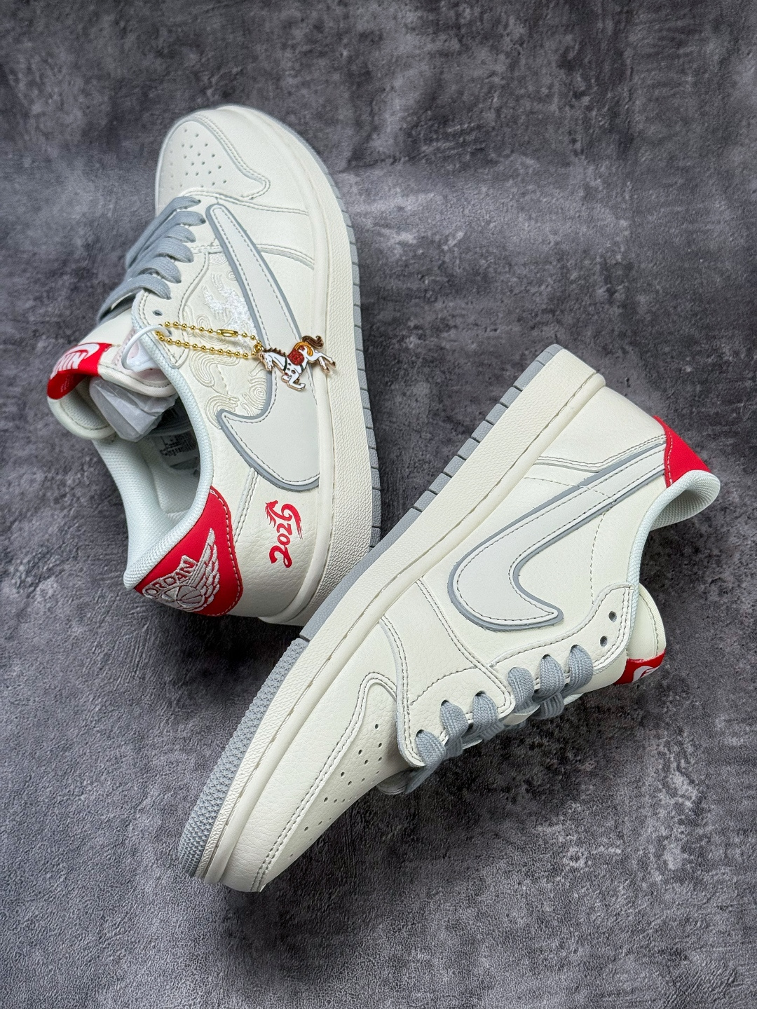 220 Travis Scott x Nike Air Jordan 1 Low 马年限定 Air Jordan 1 Low 反转白灰红倒钩 纯原版本 XT6998-160-Chinese UA Cheap High Quatity Brand Clothes Bags handbags Sneakers wholesale wholesaler seller from China Factory suppliers Fashion Clothing Shoes best Quality Beautiful Price 220 Travis Scott x Nike Air Jordan 1 Low 马年限定 Air Jordan 1 Low 反转白灰红倒钩 纯原版本 XT6998-160