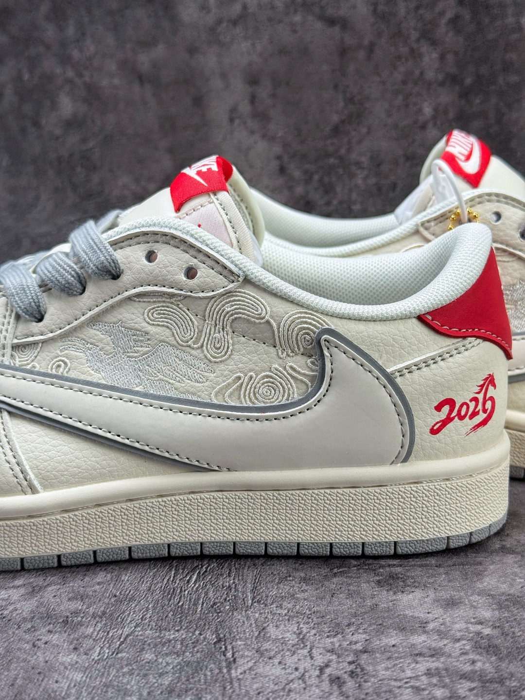 220 Travis Scott x Nike Air Jordan 1 Low 马年限定 Air Jordan 1 Low 反转白灰红倒钩 纯原版本 XT6998-160-Chinese UA Cheap High Quatity Brand Clothes Bags handbags Sneakers wholesale wholesaler seller from China Factory suppliers Fashion Clothing Shoes best Quality Beautiful Price 220 Travis Scott x Nike Air Jordan 1 Low 马年限定 Air Jordan 1 Low 反转白灰红倒钩 纯原版本 XT6998-160