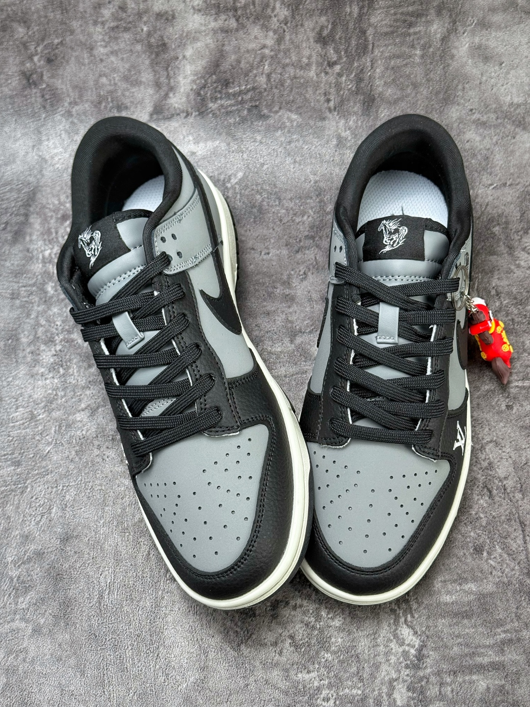 230 Nike SB Dunk Low 马年限定 x Louis Vuitton 黑灰 NH0601-481-Chinese UA Cheap High Quatity Brand Clothes Bags handbags Sneakers wholesale wholesaler seller from China Factory suppliers Fashion Clothing Shoes best Quality Beautiful Price 230 Nike SB Dunk Low 马年限定 x Louis Vuitton 黑灰 NH0601-481