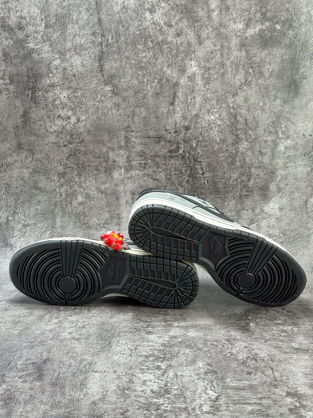 230 Nike SB Dunk Low 马年限定 x Louis Vuitton 黑灰 NH0601-481-Chinese UA Cheap High Quatity Brand Clothes Bags handbags Sneakers wholesale wholesaler seller from China Factory suppliers Fashion Clothing Shoes best Quality Beautiful Price 230 Nike SB Dunk Low 马年限定 x Louis Vuitton 黑灰 NH0601-481