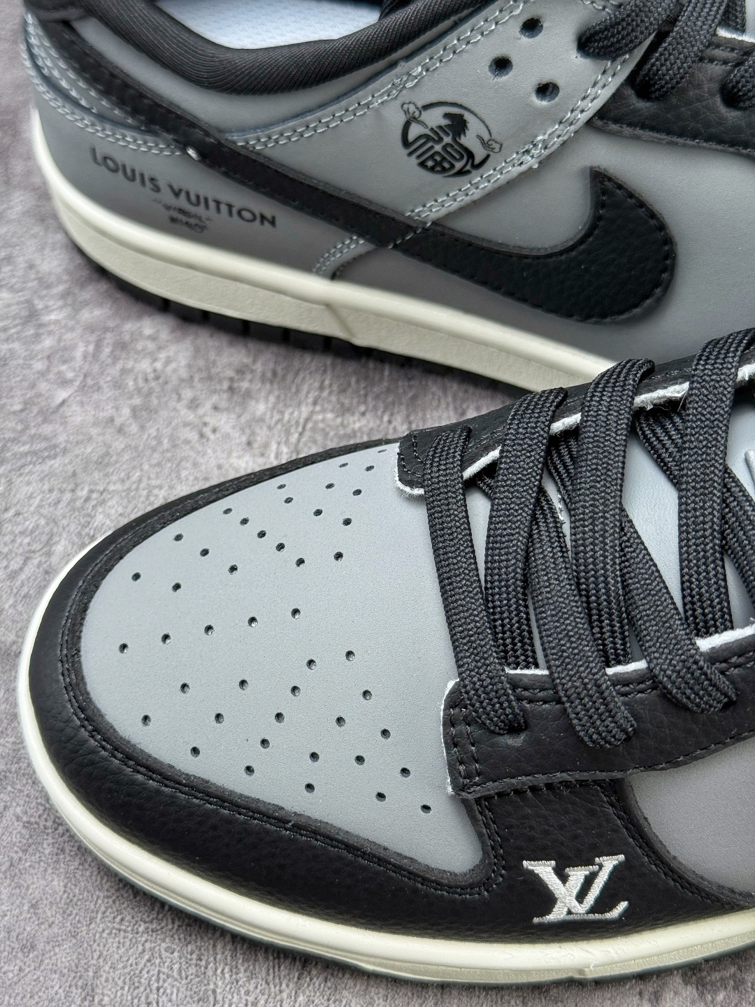 230 Nike SB Dunk Low 马年限定 x Louis Vuitton 黑灰 NH0601-481-Chinese UA Cheap High Quatity Brand Clothes Bags handbags Sneakers wholesale wholesaler seller from China Factory suppliers Fashion Clothing Shoes best Quality Beautiful Price 230 Nike SB Dunk Low 马年限定 x Louis Vuitton 黑灰 NH0601-481