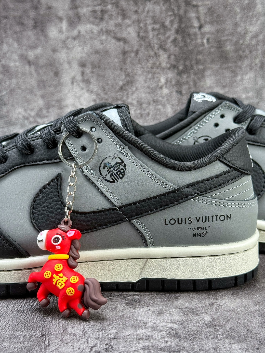 230 Nike SB Dunk Low 马年限定 x Louis Vuitton 黑灰 NH0601-481-Chinese UA Cheap High Quatity Brand Clothes Bags handbags Sneakers wholesale wholesaler seller from China Factory suppliers Fashion Clothing Shoes best Quality Beautiful Price 230 Nike SB Dunk Low 马年限定 x Louis Vuitton 黑灰 NH0601-481
