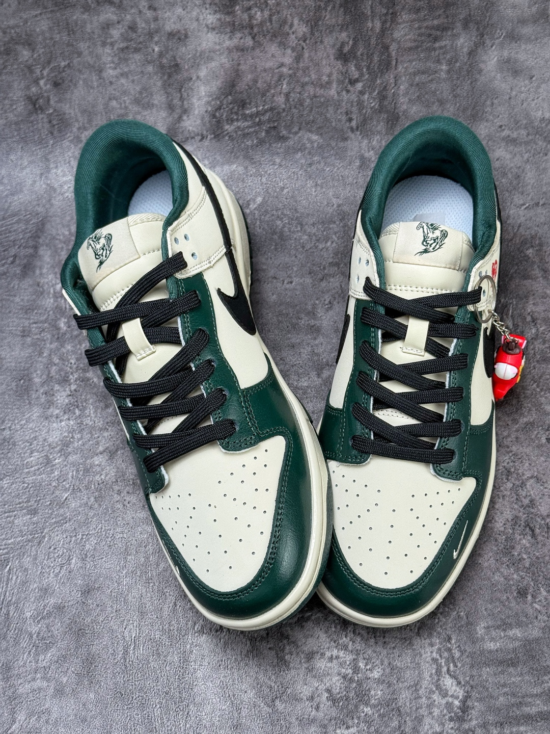 Nike SB Dunk Low 马年限定 x Superme 绿白黑小勾 NH0601-483 Nike SB Dunk Low 马年限定 x Superme 绿白黑小勾 NH0601-483