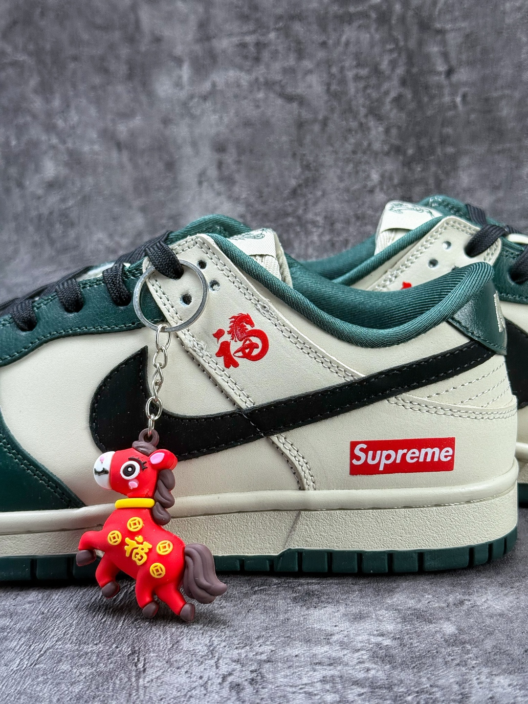 Nike SB Dunk Low 马年限定 x Superme 绿白黑小勾 NH0601-483 Nike SB Dunk Low 马年限定 x Superme 绿白黑小勾 NH0601-483