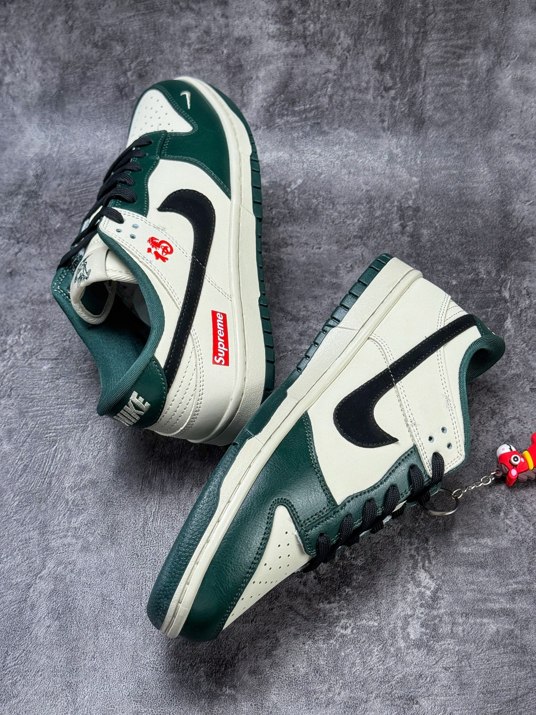 Nike SB Dunk Low 马年限定 x Superme 绿白黑小勾 NH0601-483 Nike SB Dunk Low 马年限定 x Superme 绿白黑小勾 NH0601-483