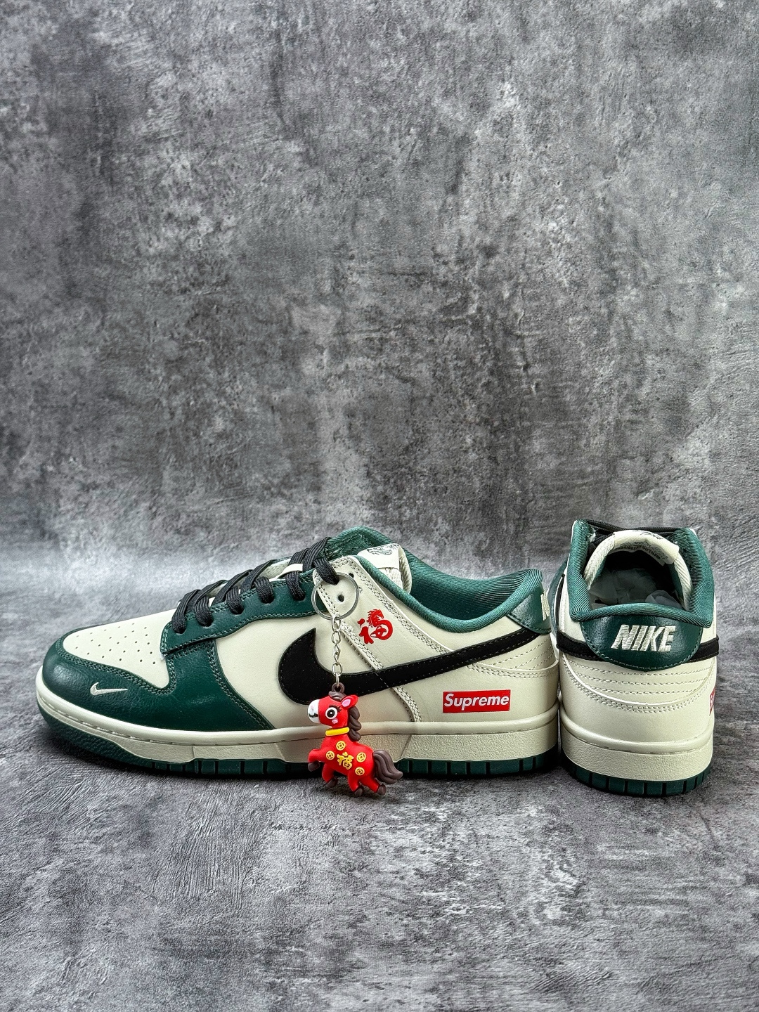 Nike SB Dunk Low 马年限定 x Superme 绿白黑小勾 NH0601-483 Nike SB Dunk Low 马年限定 x Superme 绿白黑小勾 NH0601-483