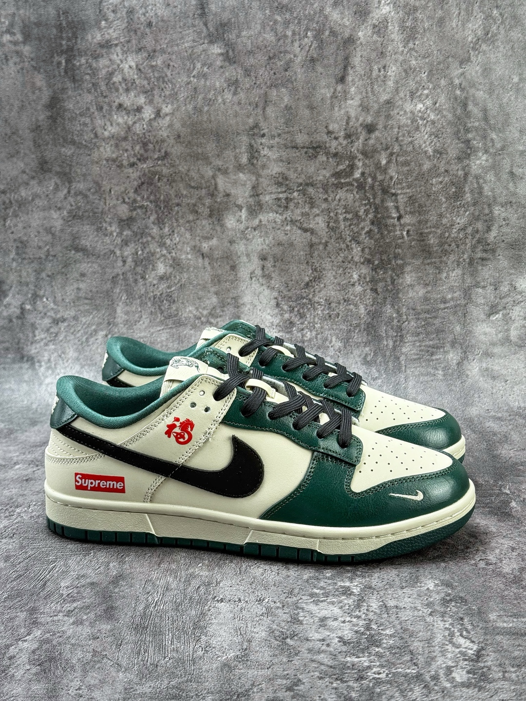 Nike SB Dunk Low 马年限定 x Superme 绿白黑小勾 NH0601-483 Nike SB Dunk Low 马年限定 x Superme 绿白黑小勾 NH0601-483
