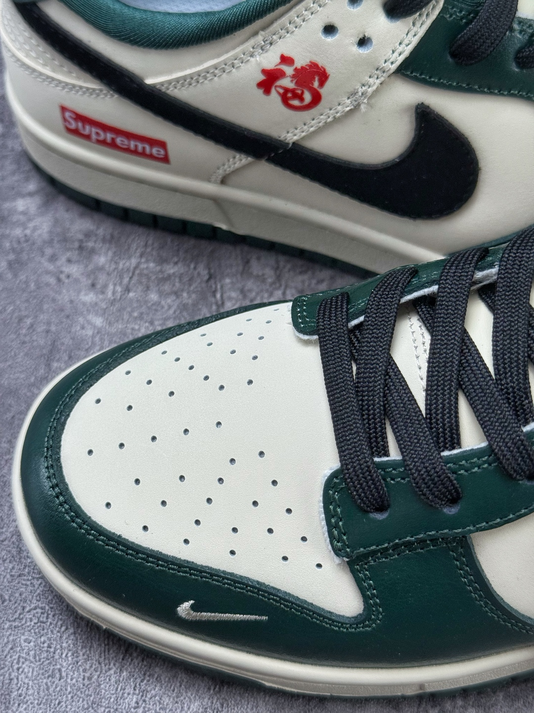 Nike SB Dunk Low 马年限定 x Superme 绿白黑小勾 NH0601-483 Nike SB Dunk Low 马年限定 x Superme 绿白黑小勾 NH0601-483
