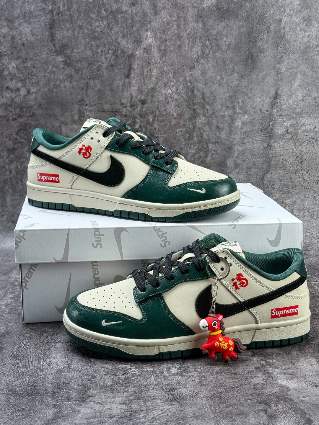Nike SB Dunk Low 马年限定 x Superme 绿白黑小勾 NH0601-483 Nike SB Dunk Low 马年限定 x Superme 绿白黑小勾 NH0601-483