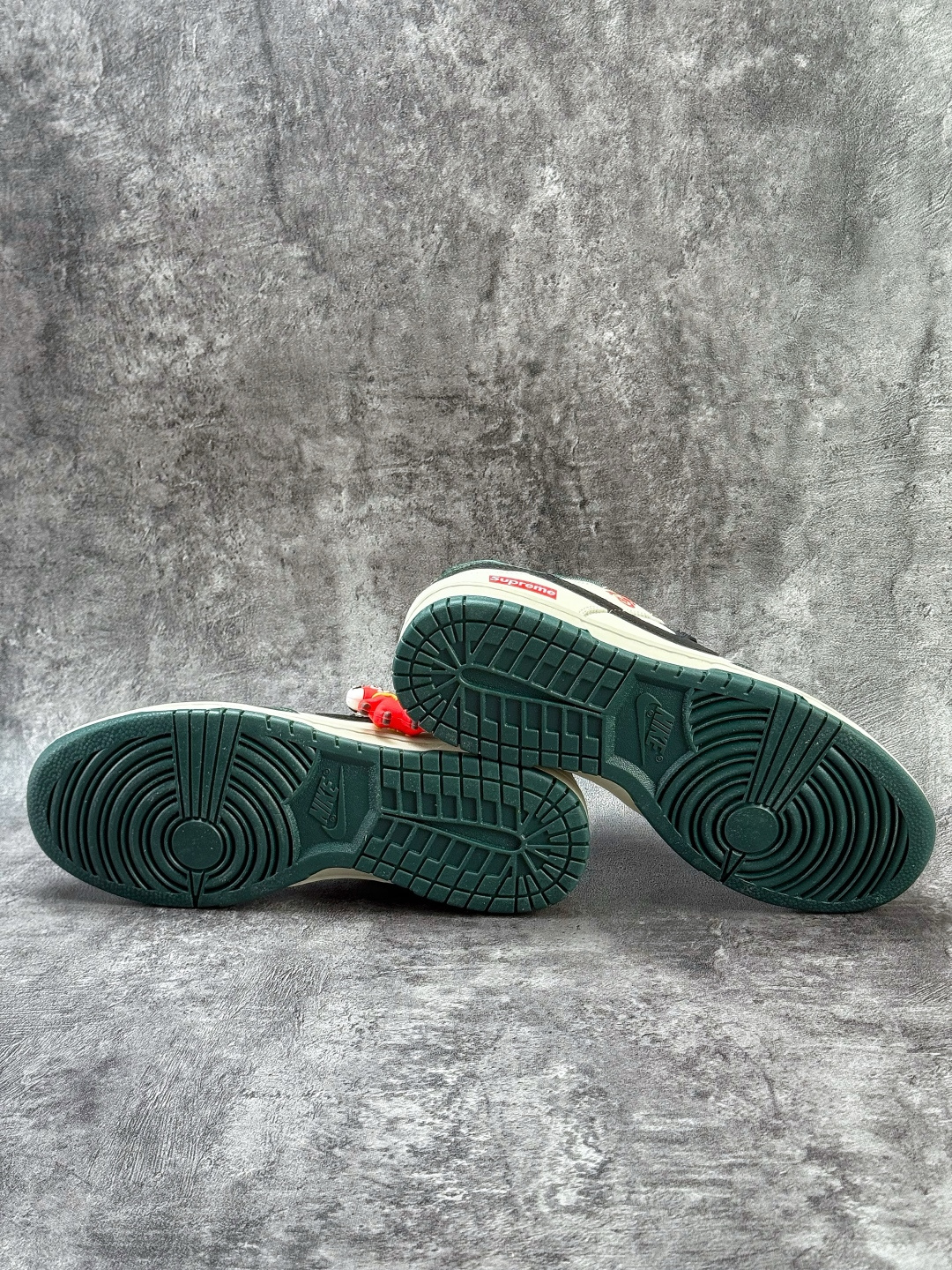 Nike SB Dunk Low 马年限定 x Superme 绿白黑小勾 NH0601-483 Nike SB Dunk Low 马年限定 x Superme 绿白黑小勾 NH0601-483