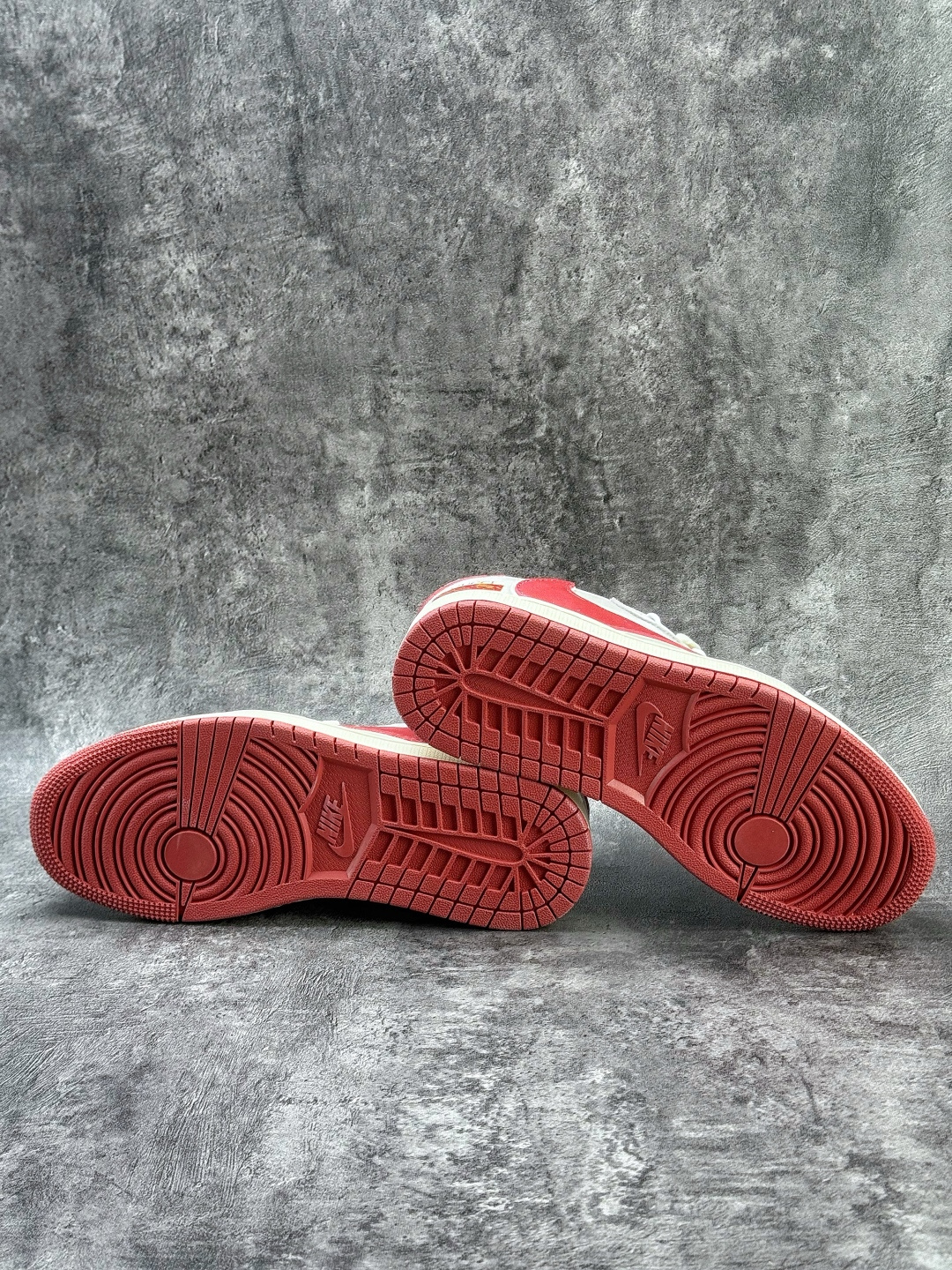Travis Scott x Nike Air Jordan 1 Low x GUCCI 马年限定 Air Jordan 1 Low 反转灰红倒钩 纯原版本 XZ6668-056